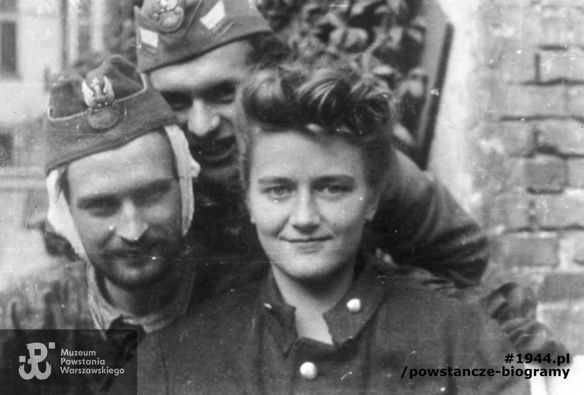 Fotografia z Powstania Warszawskiego. Śródmieście Południowe, ul. Śniadeckich. Ranni żołnierze batalionu "Chrobry I" w szpitalu na ul. Śniadeckich 17 (ewakuowany z ul. Senatorskiej Szpital Maltański). Od lewej: pchor. Stanisław Ptaszyński "Skała", strz. Władysław Wiśniewski"Kawka", łączniczka dowódcy 1. plutonu I Kompanii Szturmowej - Krystyna Zapaśnik "Krystyna". Autorem zdjęcia jest Zygmunt Sowiński "Ostoja". Ze zbiorów Muzeum Powstania Warszawskiego, sygn. MPW-IP/7207