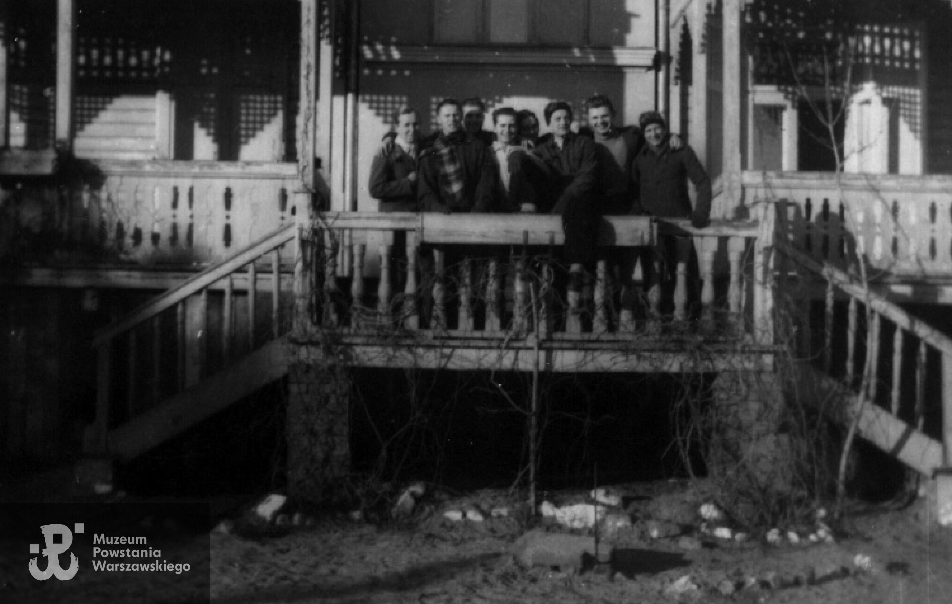 Żołnierze plutonu "Howerla" (?), uczestnicy szkolenia, które odbyło się w willi Capri na ulicy Lelewela 5 w Otwocku w nowy rok 1942/1943 r. Pierwszy z lewej Stefan Tamowicz, prawdopodobnie drugi z prawej to Wojciech Broszkiewicz (PS. BWL) - ich dowódca.