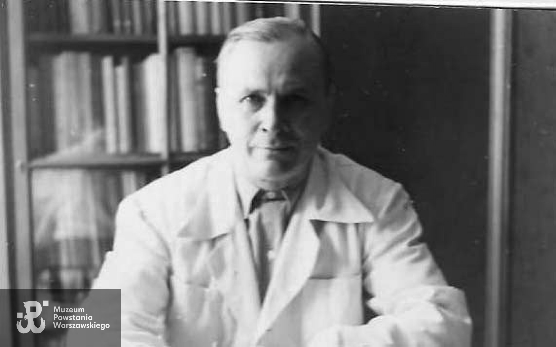 Wacław Iwanowski w swoim gabinecie lekarskim w Ciechocinku, lata 60.