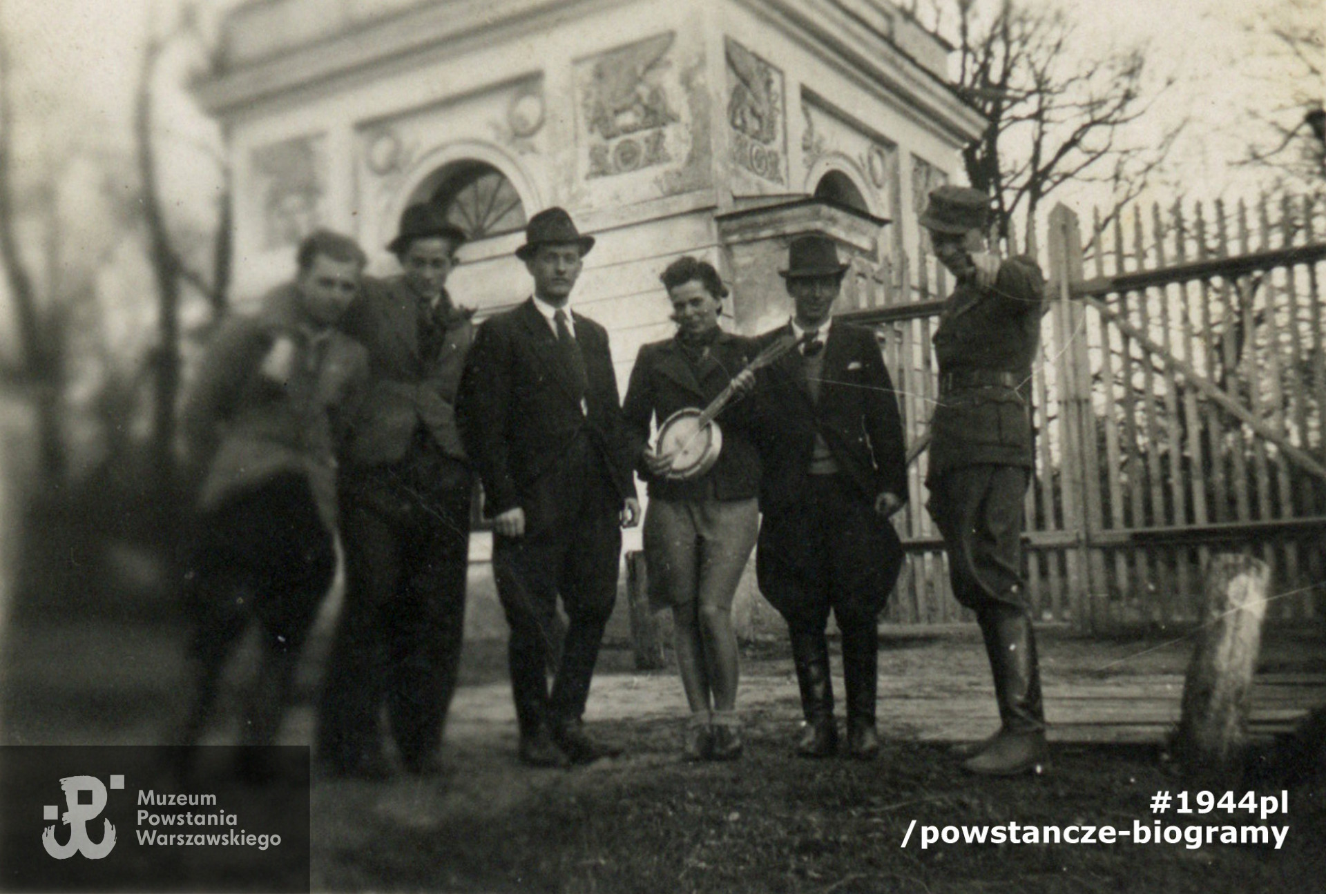 Fotografia  wykonana w czasie okupacji niemieckiej przed bramą wejściową na teren Pałacu Natolińskiego.  Jan Słabik widoczny na zdjęciu drugi  po prawej. Fot. z archiwum rodzinnego p. Barbary Brzeszczak zd. Kurkowskiej