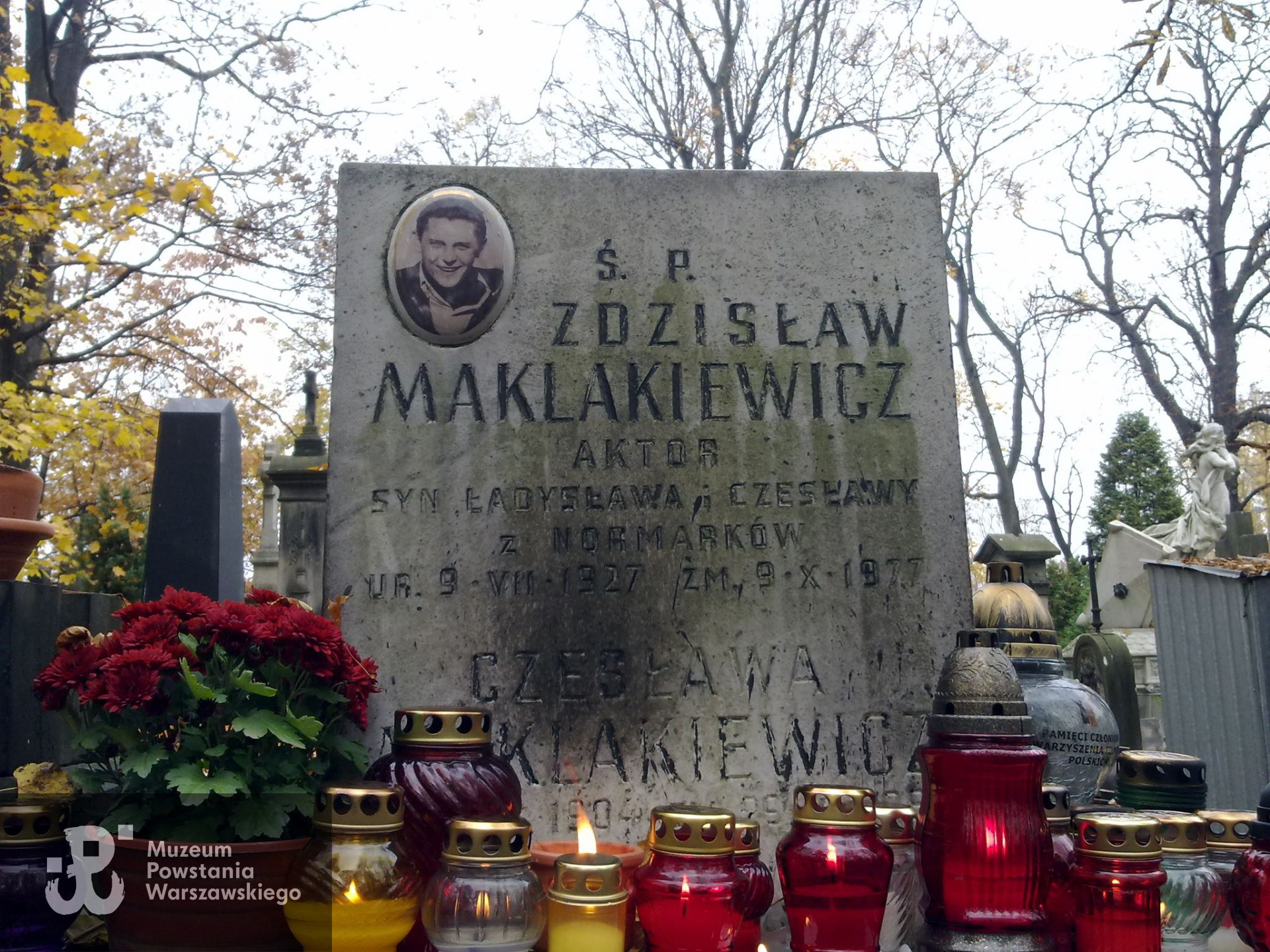 Grób Zdzisława Maklakiewicza, warszawskie Powązki, 1 listopada 2011 r. Zdjęcie udostepnione przez gwara-warszawska.waw.pl