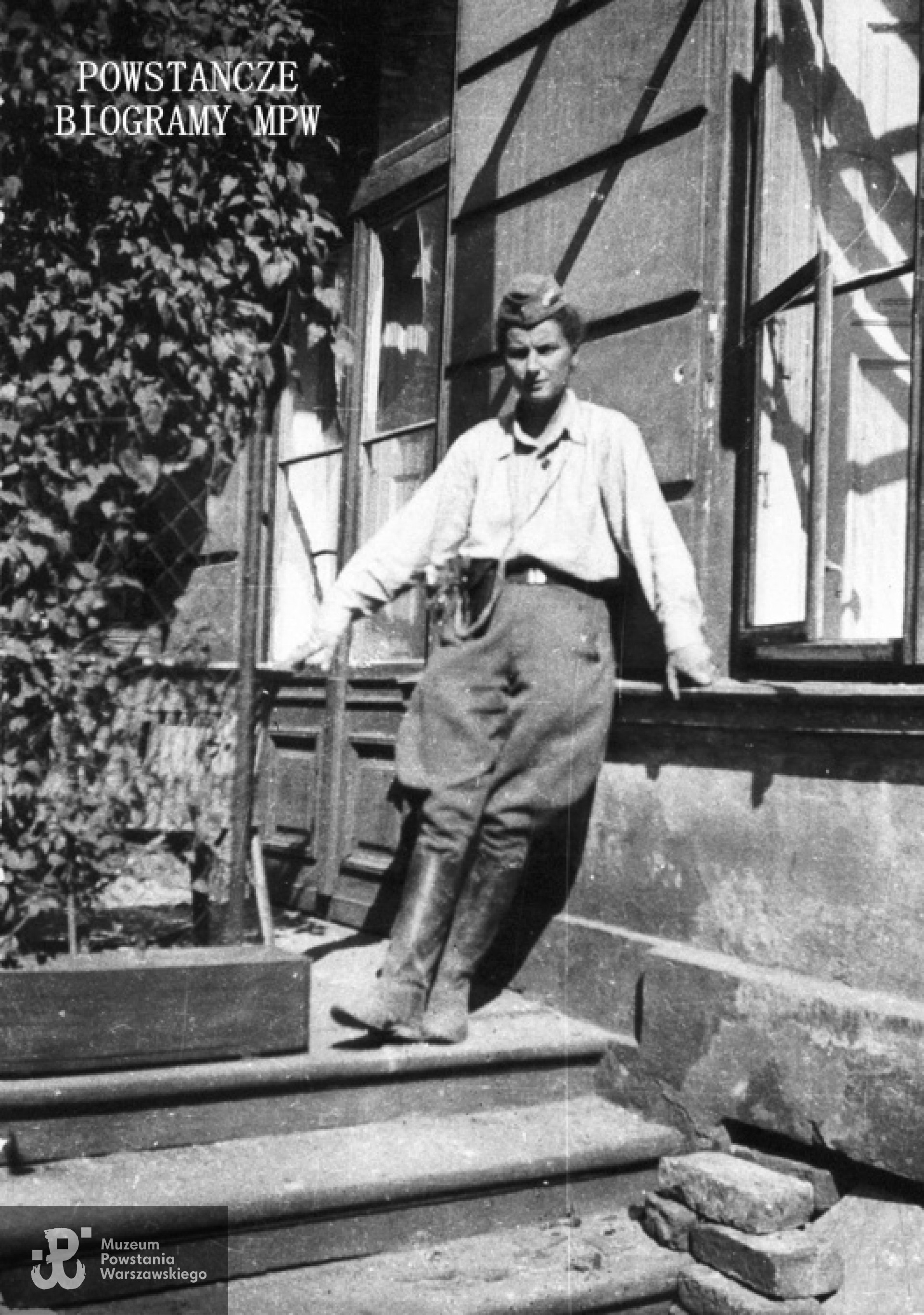 Powstanie Warszawskie - Irena Kummant-Skotnicka  z plutonu "Rygla". Fot. Stefania Engelhardt ps. "Tula". Ze zbiorów Muzeum Powstania Warszawskiego, sygn. MPW-IH/5527