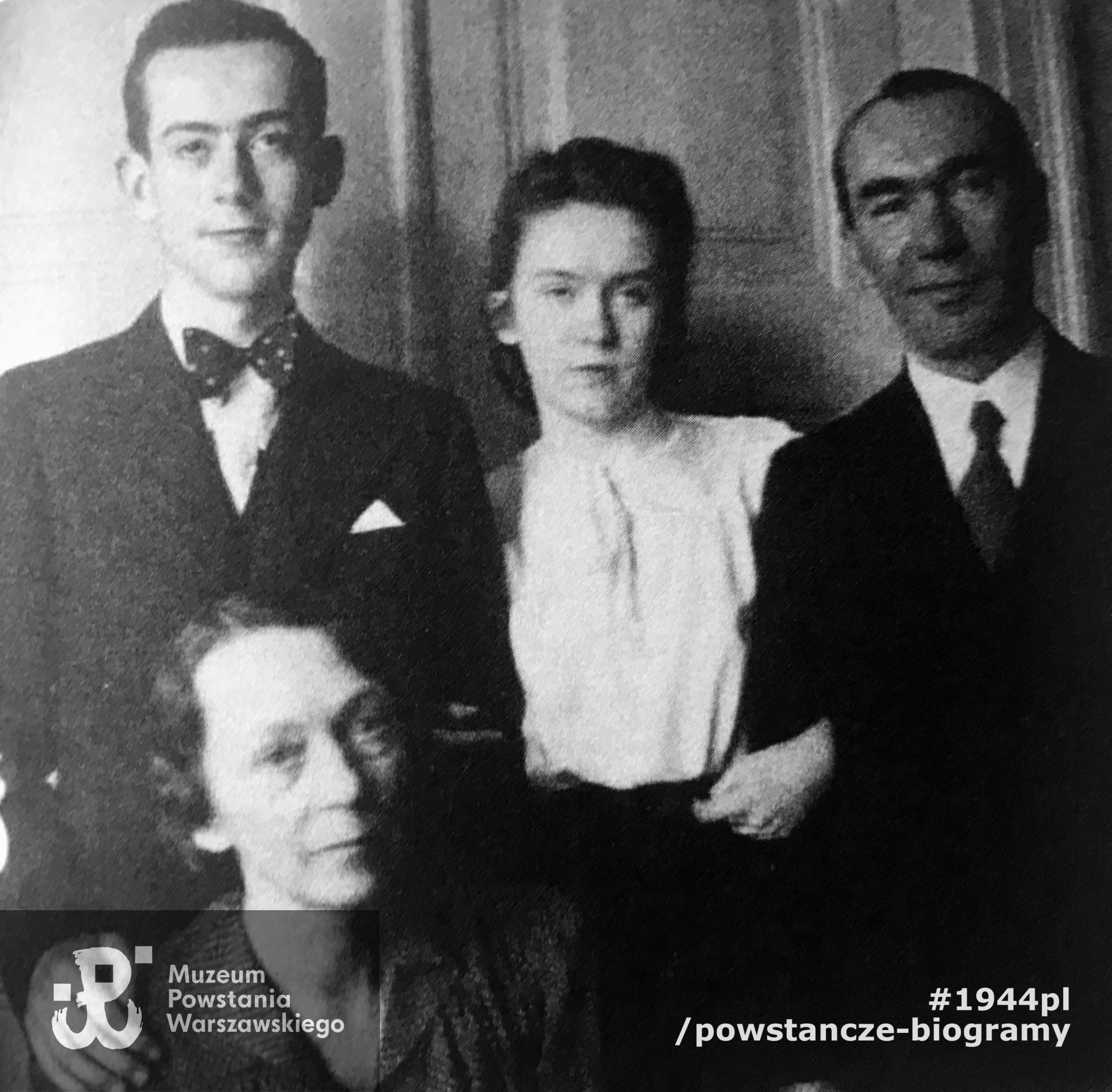 Rodzina Krenzów: stoją od lewej: Jan (brat Hanny),  Hanna oraz ich ojciec Otton Krenz. Matka Eleonora Krenz siedzi. Fot. ze zbiorów rodzinnych, skan broszury udostępniła p. Katarzyna Nowicka