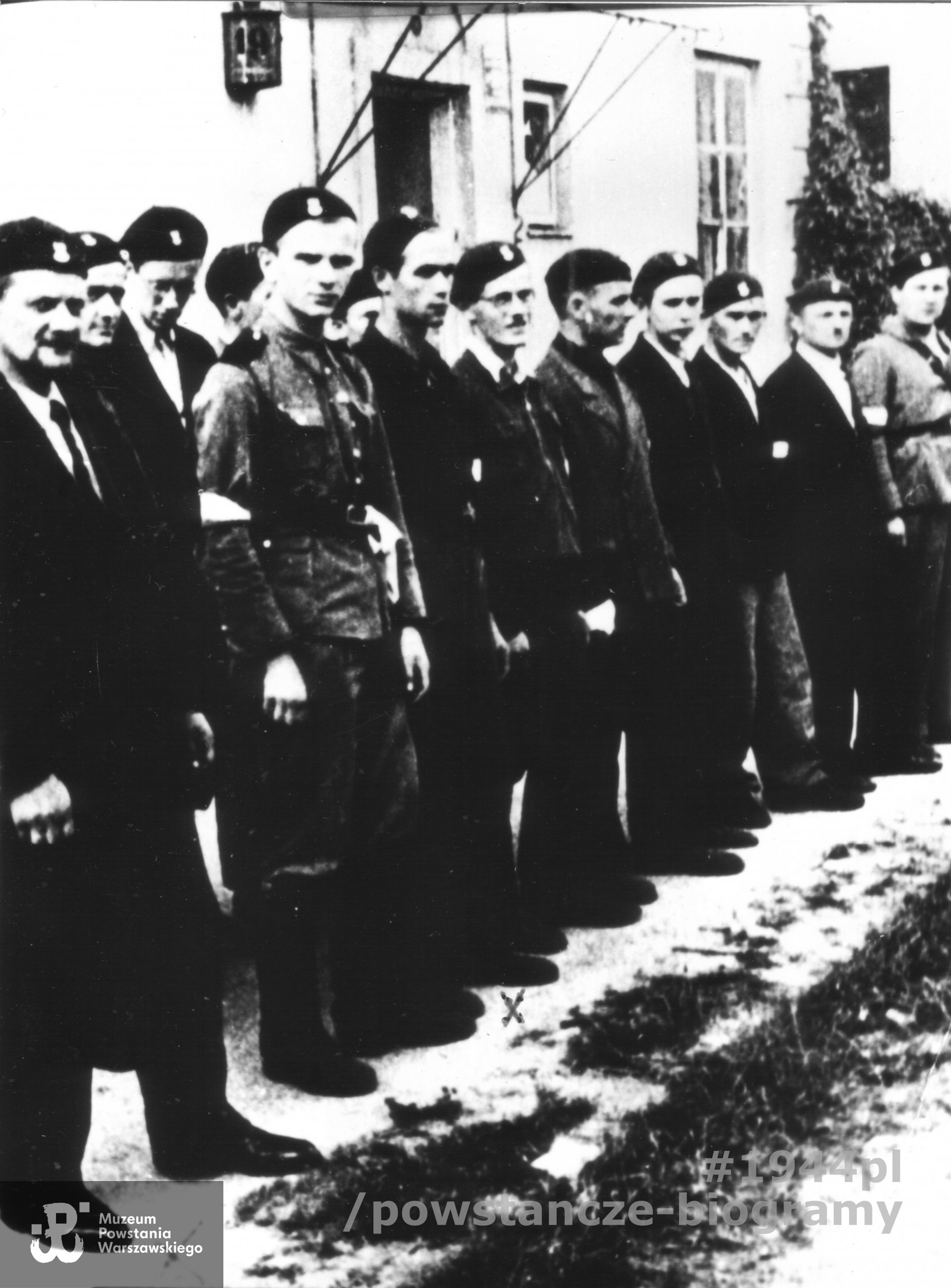 Fotografia z Powstania Warszawskiego, Żoliborz, sierpień 1944. Ryszard Pruski zaznaczony "x". Fot. ze zbiorów rodzinnych