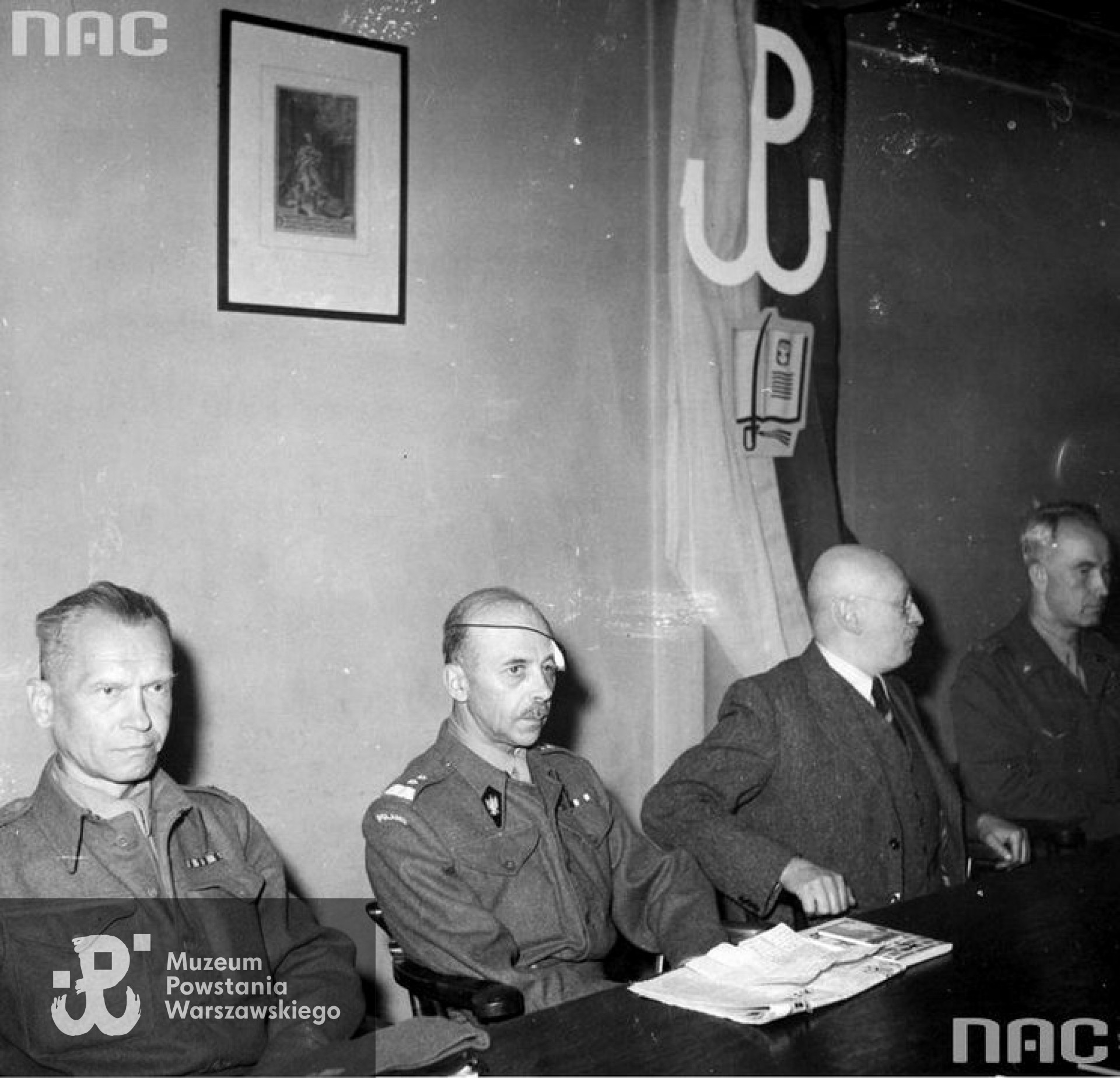Konferencja prasowa Naczelnego Wodza gen. Tadeusz Bora-Komorowskiego - 19 maja 1945 roku. Od lewej: gen. Tadeusz Pełczyński, gen. Tadeusz Bór-Komorowski, minister Adam Pragier, gen. Antoni Chruściel. Ze zbiorów NAC: www.audiovis.nac.gov.pl