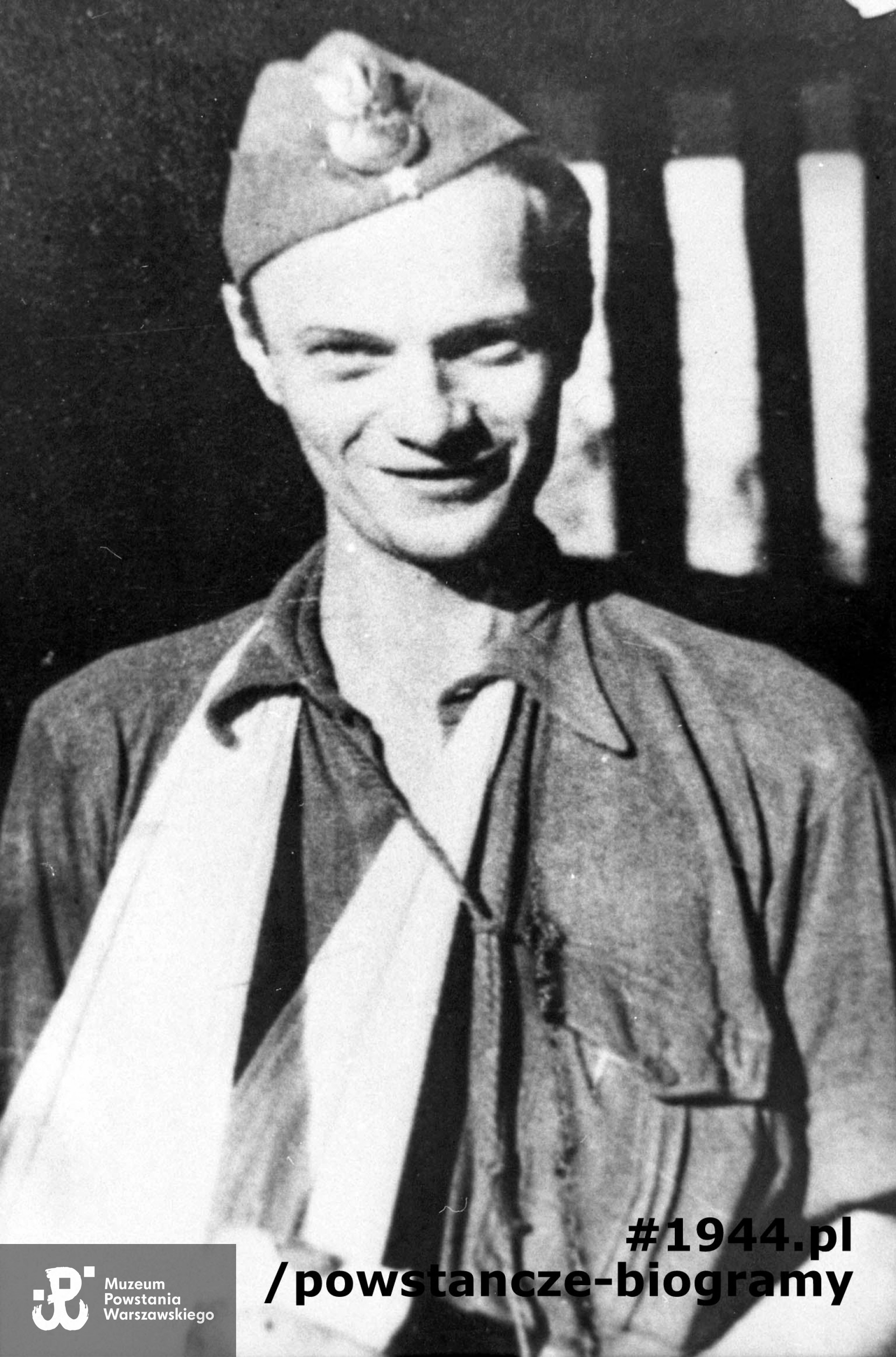 Fotografia z okresu Powstania Warszawskiego,  ppor. Kazimierz Grzybowski "Misiewicz", dowódca kompanii O-2 batalionu "Olza" pułku "Baszta", z ręką na temblaku. Fot. ze zbiorów Muzeum Powstania Warszawskiego, sygn. MPW-IH/1178, ujęcie tożsame  MPW-zbiory P/7865/13