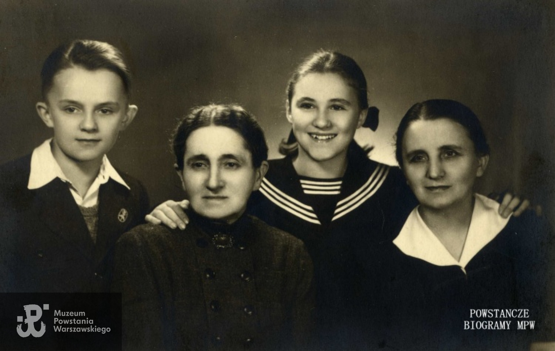 1948 rok -  profesorowa Władysława Sosnowska - wdowa po prof. Oskarze Sosnowskim, matka poległych Stanisława i Oskara, oraz Cecylia Sosnowska z dziećmi Stanisława: Anną i Jerzym. Fot. z archiwum rodzinnego udostępnione przez p. Adama Trzcińskiego.