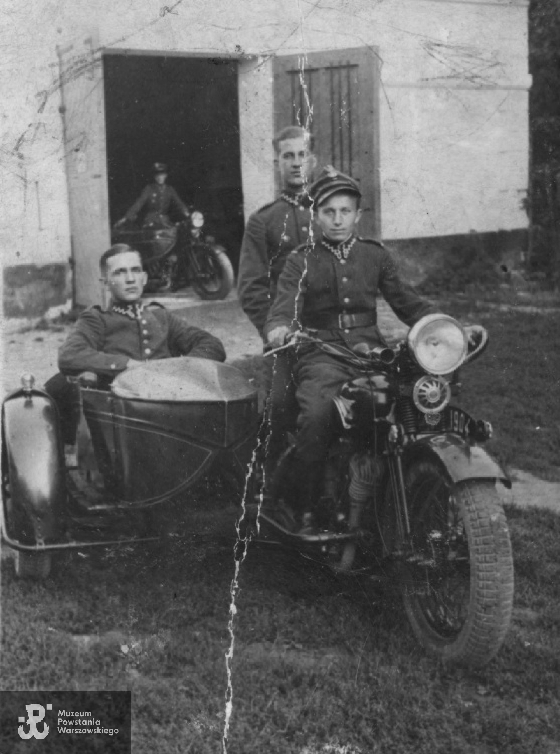 Stanisław Wrzesiński w mundurze siedzący w koszyku motocyklowym. Fot. z archiwum rodzinnego Moniki Dinning