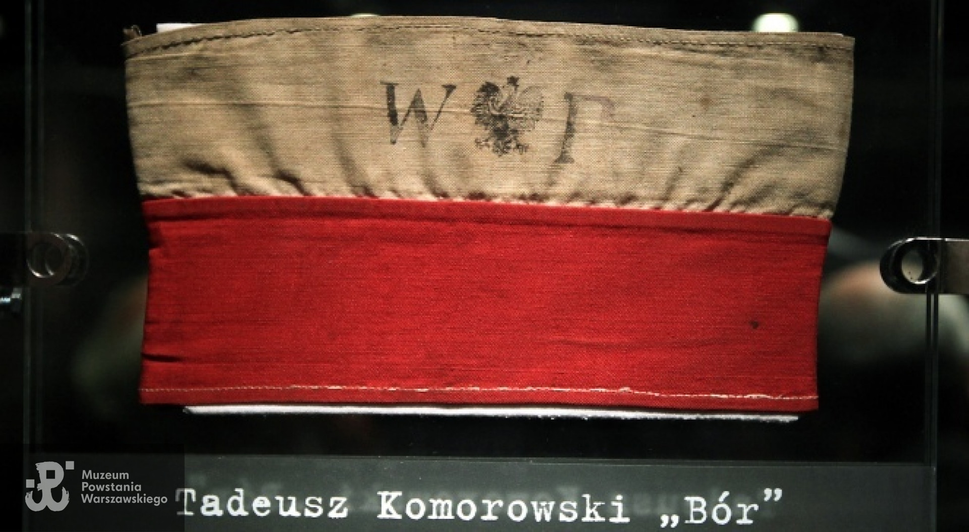 Biało-czerwona opaska dowódcy Armii Krajowej  Tadeusza "Bora" Komorowskiego eksponowana od 28 września 2011 r. na ekspozycji stałej Muzeum Powstania Warszawskiego. Eksponat został wylicytowany na aukcji w brytyjskim Domu Aukcyjnym „Bamfords” w Derby. Autentyczność opaski potwierdzają dwa maszynopisy z podpisem gen. Komorowskiego, który w 1962 roku przekazał opaskę do zbiorów E. Prawdzic-Gołemberskiego.