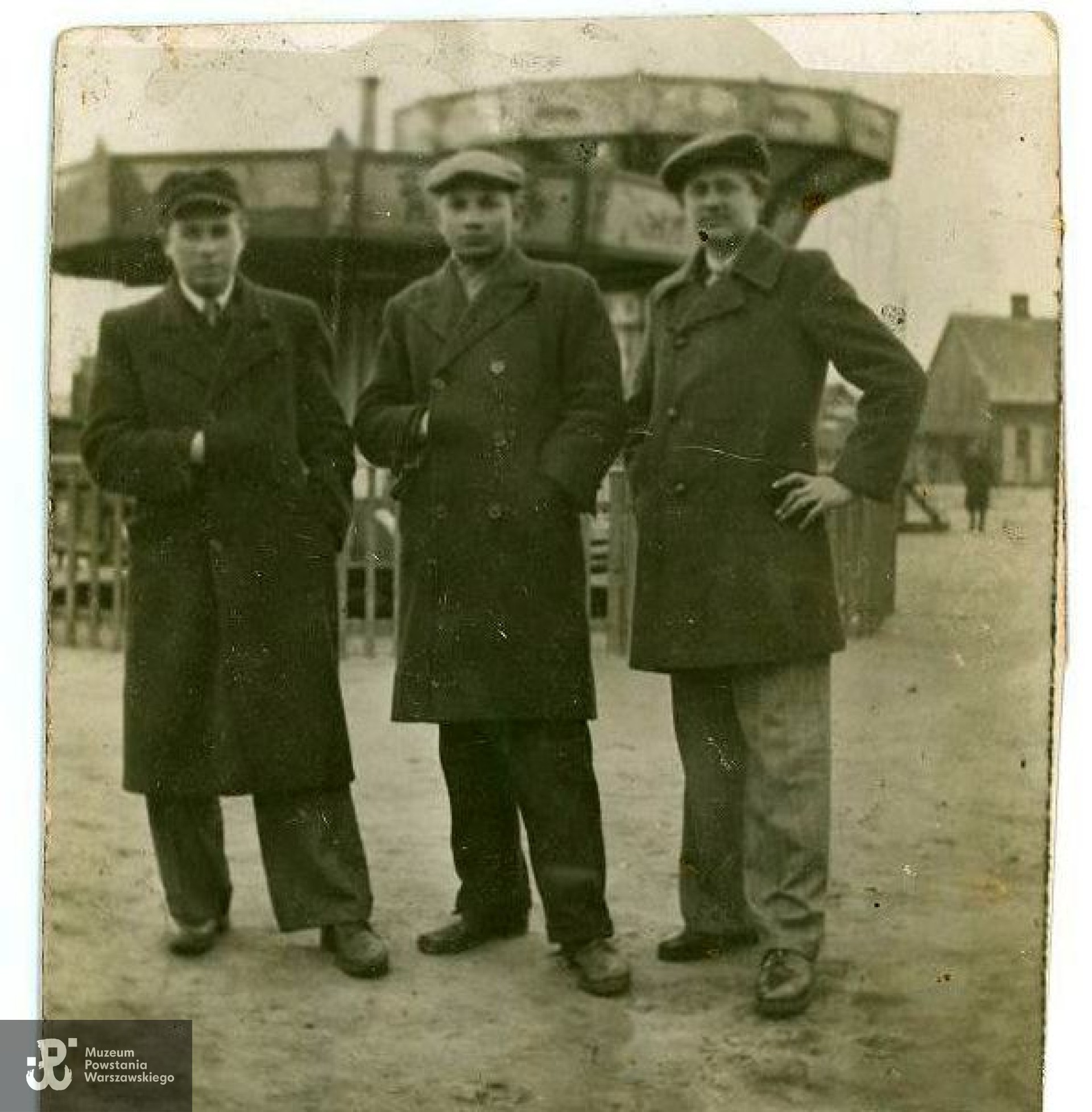 strz. Roman Sułkowski "Marian" (1925-1944) z kolegami, źr. Muzeum Powstania Warszawskiego, materiały do Słownika Uczestników Powstania Warszawskiego - zasób Pokoju Kombatanta MPW