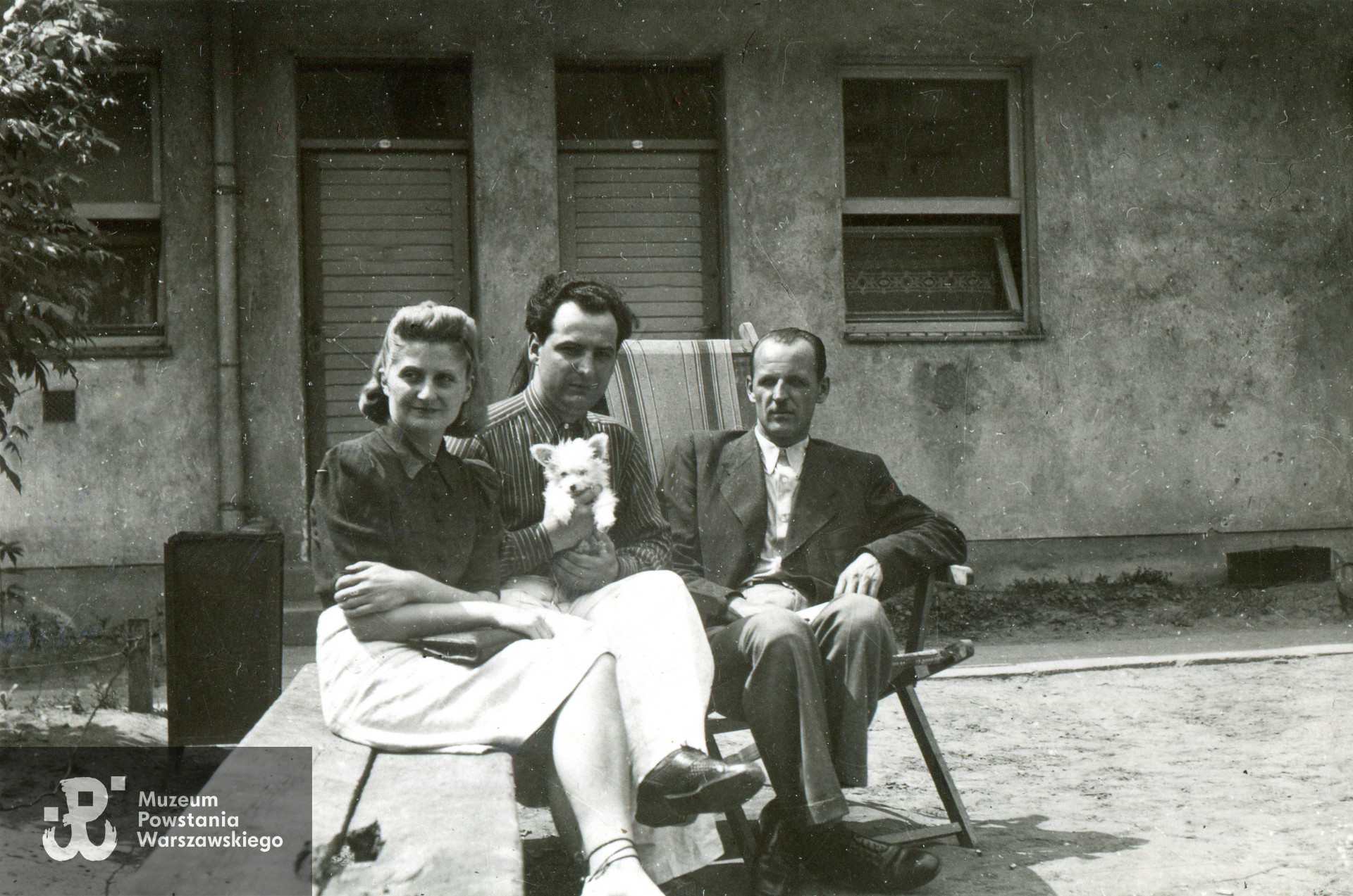 Warszawa, 1943 rok, Jan Iwański z przyjacielem, piosenkarzem Zbigniewem Rawiczem (właśc. Zbigniew Władyka, obaj z Janem Iwańskim należeli do AK) i jego pierwszą żoną. Rawiczowie w czasie okupacji mieszkali po sąsiedzku przy ul. Suzina. Fotografia została wykonana  na warszawskim Żoliborzu. Fot. ze zbiorów rodzinnych, skan udostępniła p. Małgorzata Szczawińska, córka Powstańca