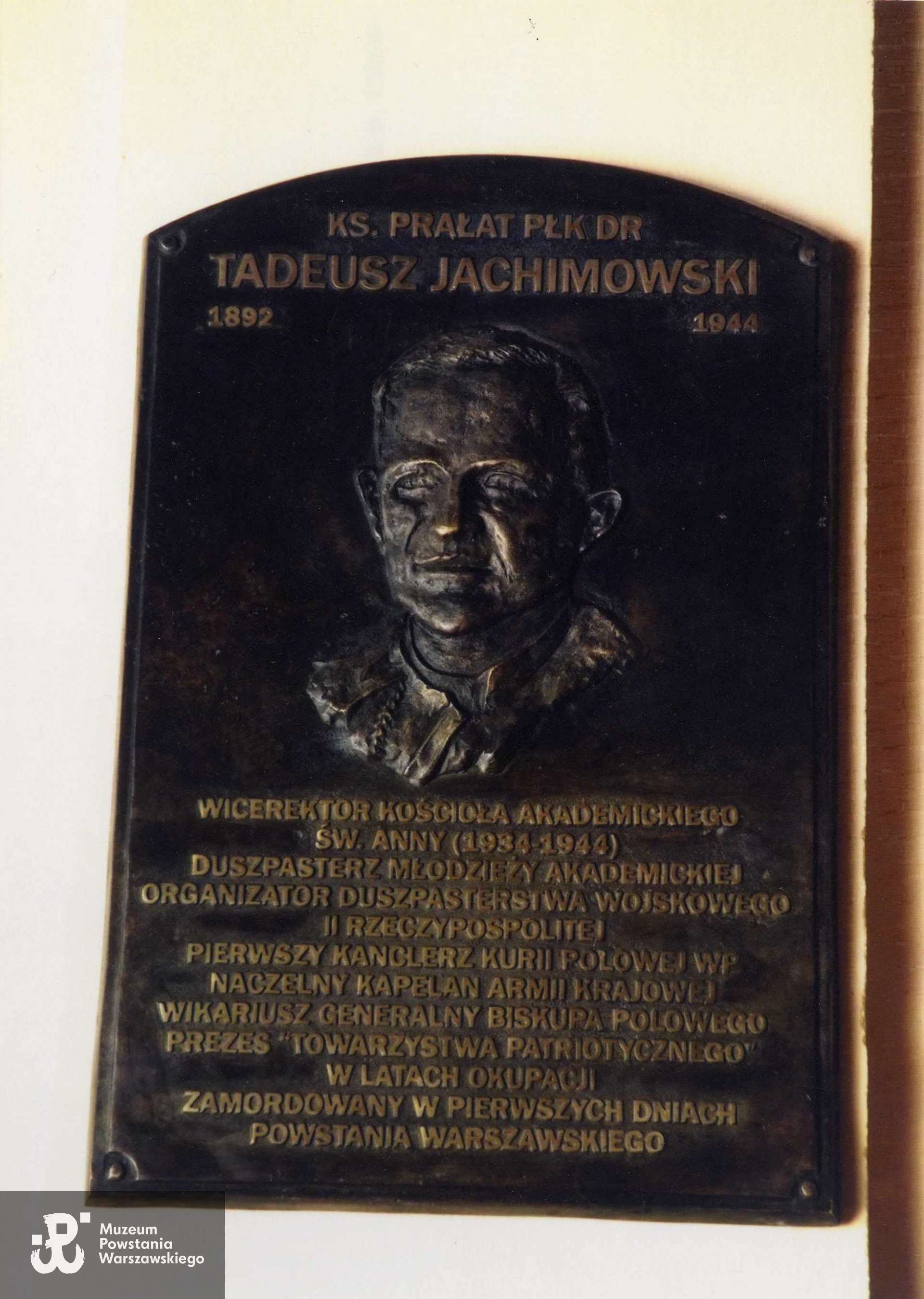 Nowa tablica upamiętniająca ks. Prałata Tadeusza Jachimowskiego - wicerektora Kościoła Akademickiego Św. Anny ufundowana dzięki staraniom rodziny. Warszawa,  Kościół Św. Anny przy Krakowskim Przedmieściu 68.