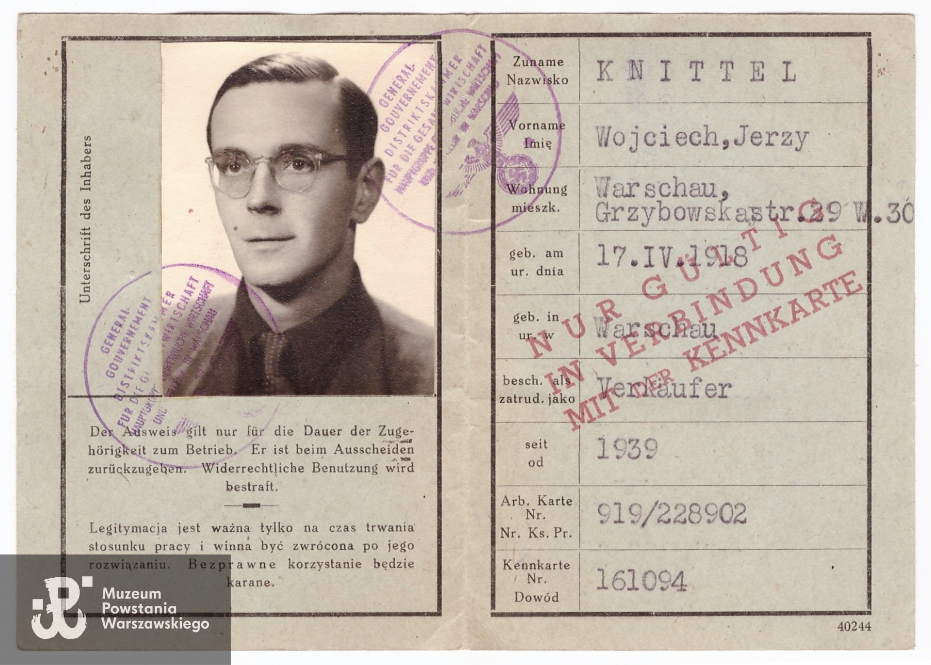 Legitymacja służbowa (Betriebs-Ausweis) wystawiona na nazwisko Wojciech Jerzy Knittel. Ze zbiorów Muzeum Powstania Warszawskiego, sygn. P/9460/21, dar syna, prof. dr hab. Krzysztofa Knittla