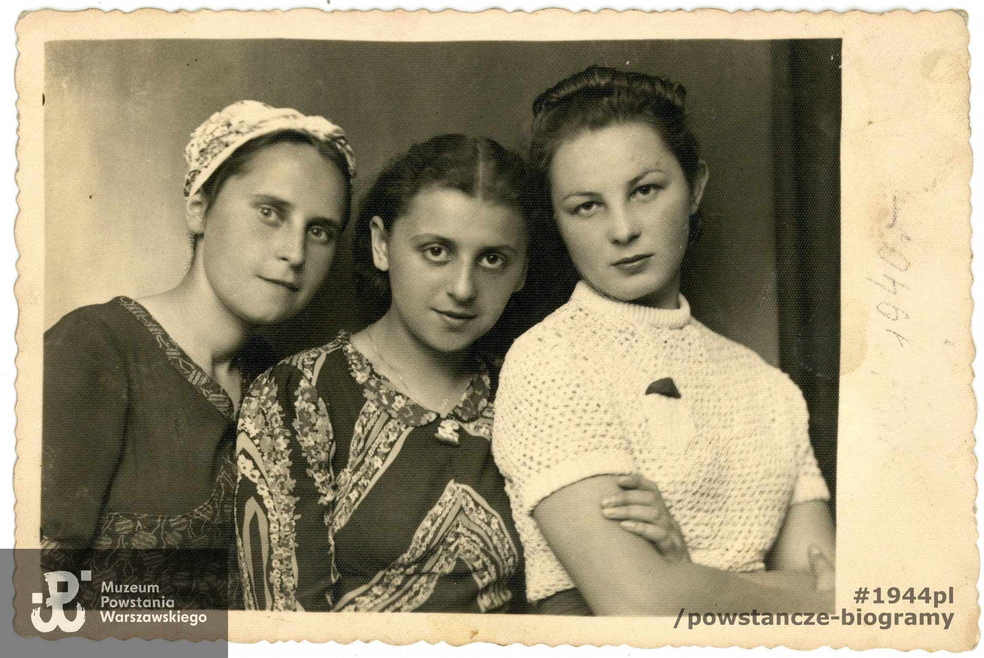 Stasia na zdjęciu pierwsza z lewej strony. 1940 rok. Fotografia ze zbiorów rodzinnych p. Barbary Józefy Budkiewicz-Juchnowicz, obecnie przekazana do zbiorów Muzeum Powstania Warszawskiego, sygn. P/9301/19