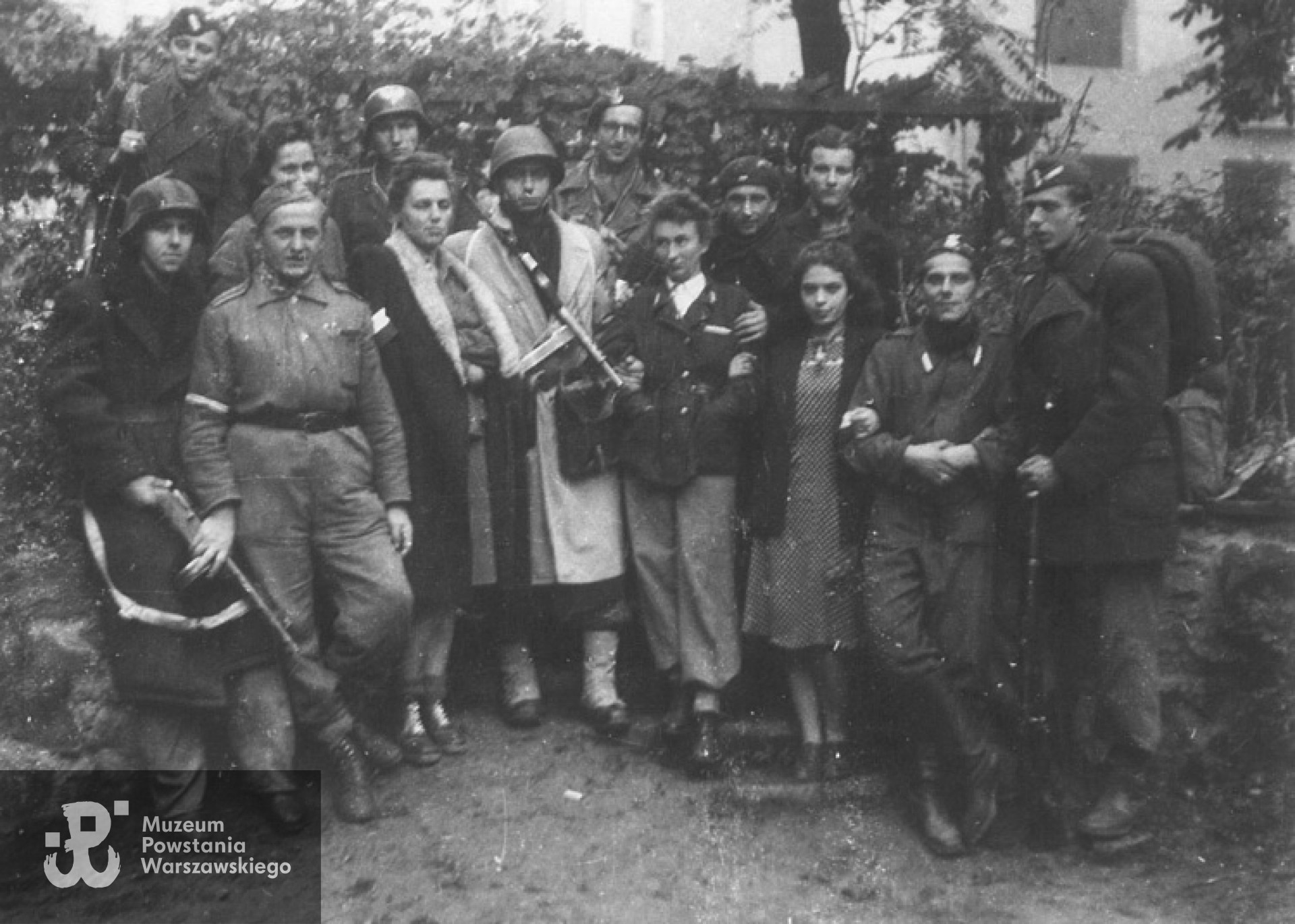 Powstanie Warszawskie, Anna Fritz w białej koszuli, kurtce mundurowej i szarych spodniach - trzyma ręce w kieszeniach.