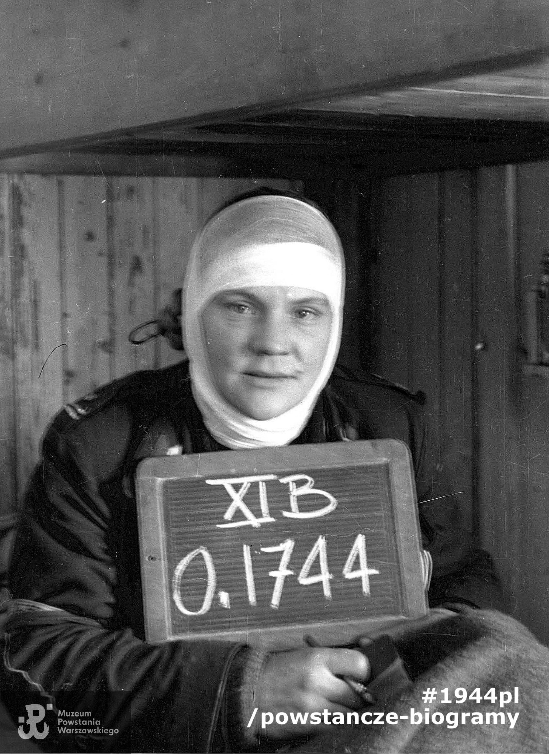  Fotografia z obozu jenieckiego Stalag XI B w Fallingbostel. Ranna mjr Maria Szymkiewicz-Drzymulska "Rysia", na tabliczce widoczny numer jeniecki: 0.1744. Fot. ze zbiorów Muzeum Powstania Warszawskiego, sygn. MPW-IP/4463. Ujęcia tożsame MPW-IH/5009 
