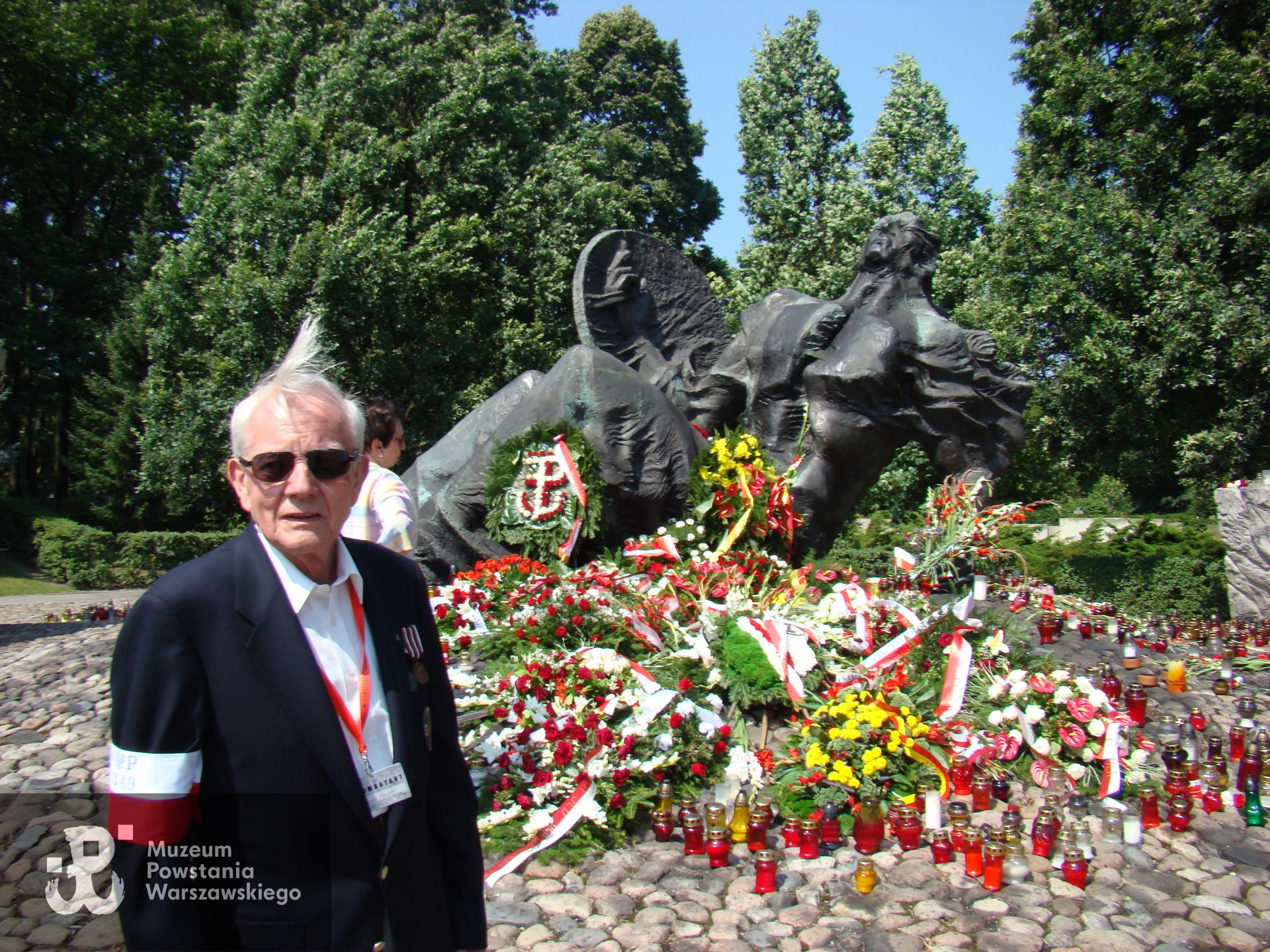 Eugeniusz Roman Gawor "Gołąbek" w Warszawie, podczas obchodów 65. rocznicy wybuchu Powstania Warszawskiego w sierpniu 2009 r. W tle pomnik "Polegli Niepokonani"  przy Cmentarzu Powstańców Warszawskich na Woli, przedstawiający wojownika z tarczą, według projektu Gustawa Zemły. Fot. ze zbiorów rodzinnych, skan nadesłał syn, Krzysztof (Chris) Gawor. 