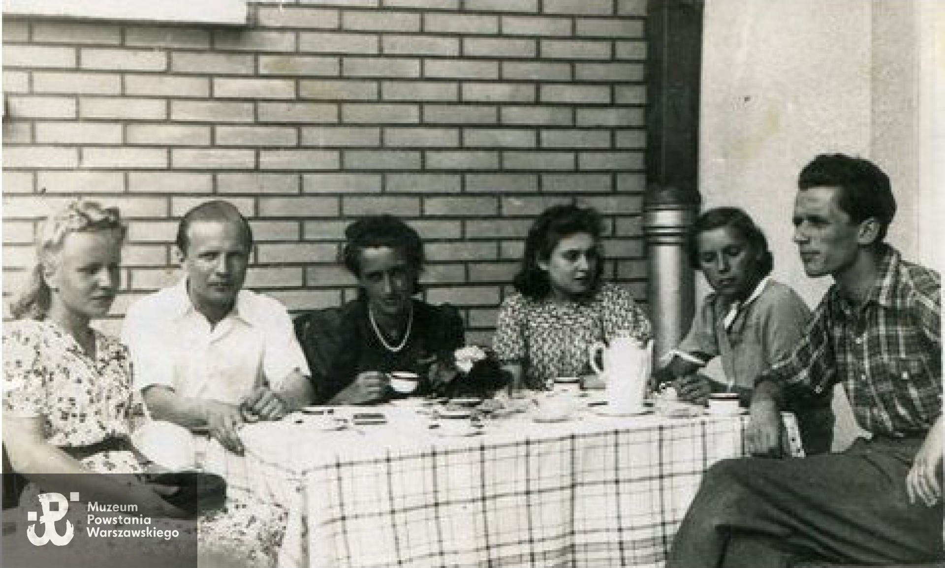 Spotkanie przyjaciół i sióstr (okres okupacji), Wenancjusz Kukliński widoczny pierwszy z prawej strony,  w kraciastej koszuli. Fot. z archiwum rodzinnego Julitty Surmackiej z domu Kuklińskiej