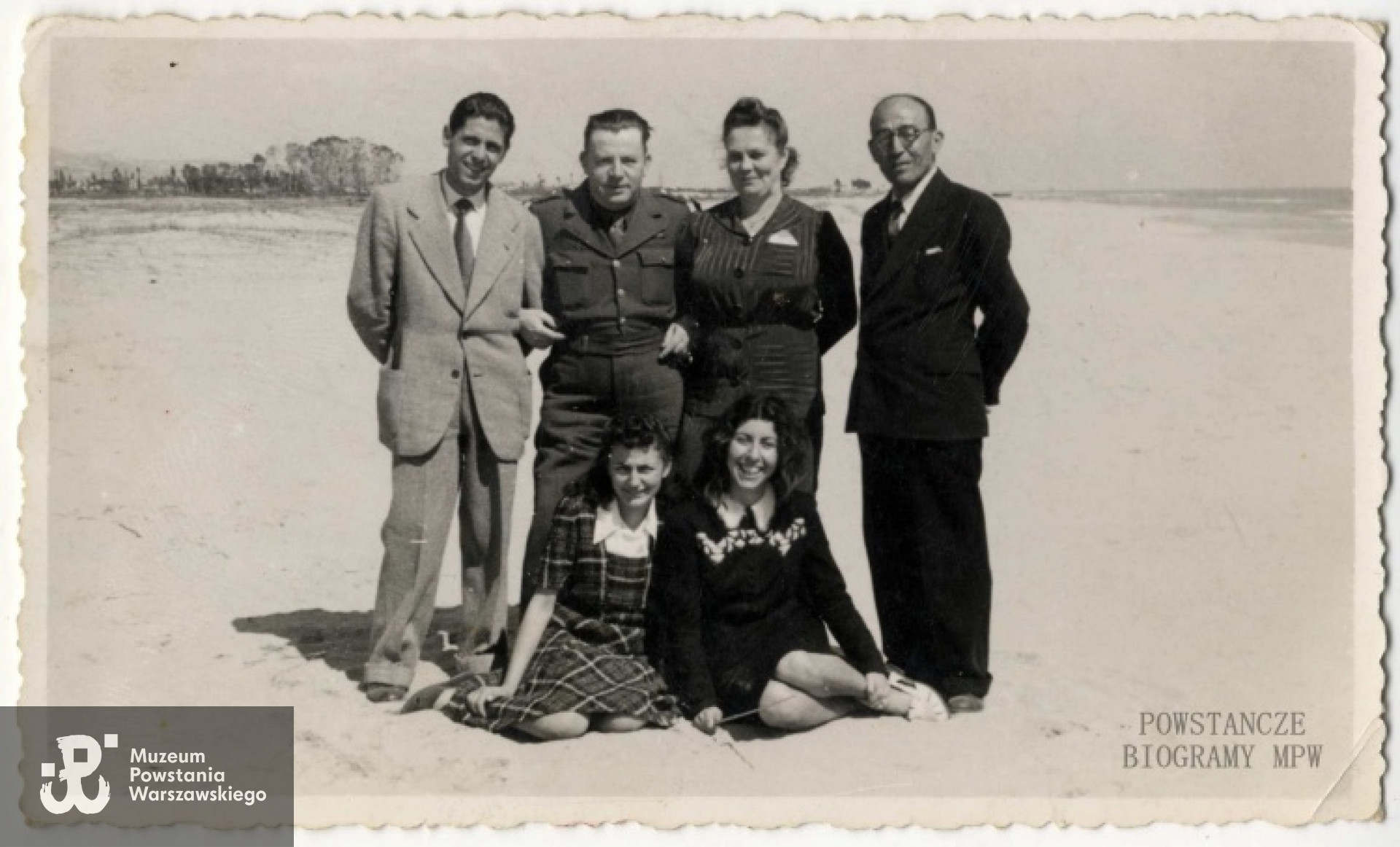 Stanisław Zwoliński jako żołnierz armii gen. Andersa - Włochy, 1946 rok. Stanisław stoi drugi od lewej, obok jego żona, Zofia Zwolińska. Z archiwum rodzinnego Tadeusza Piotrowskiego.