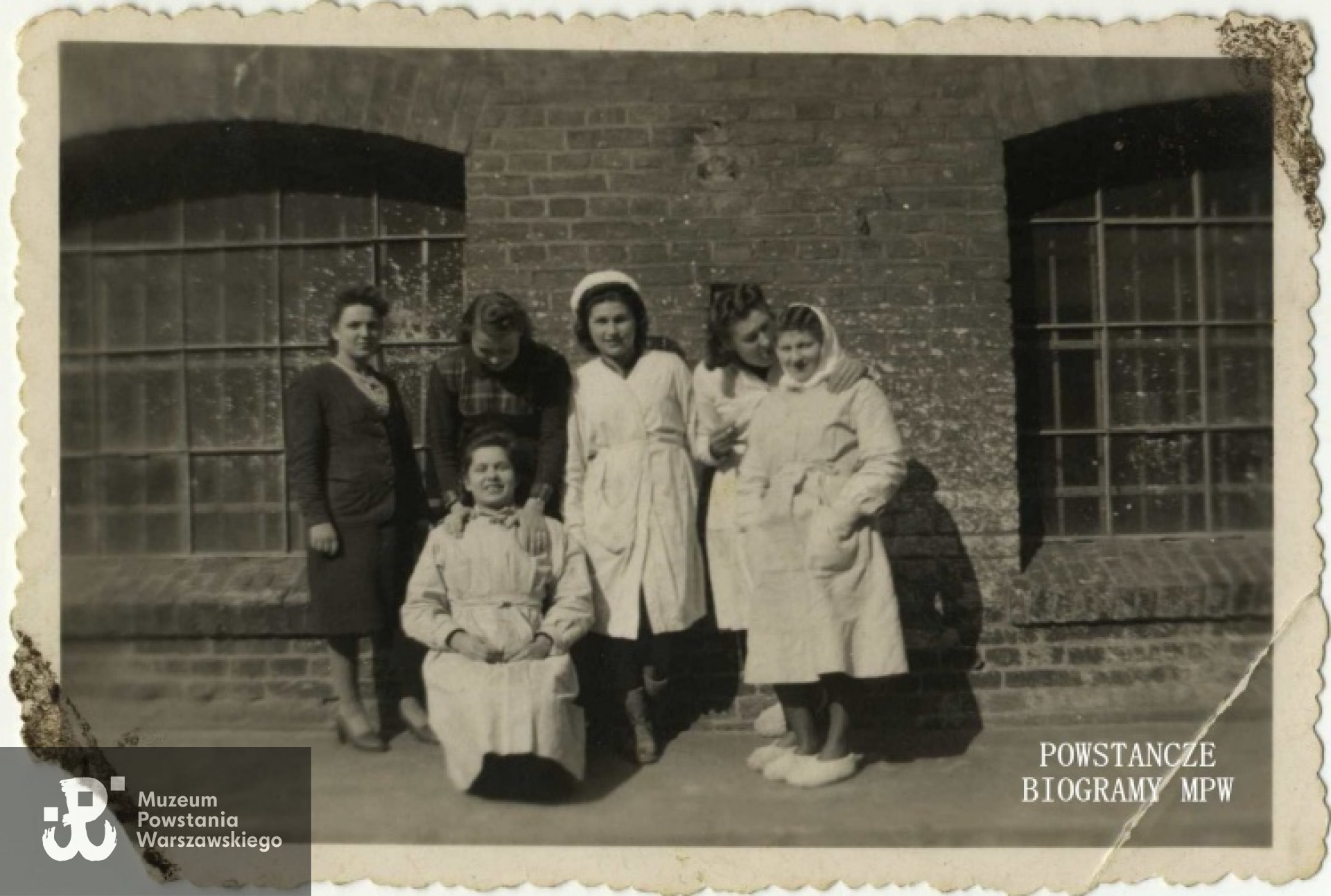 Opis zdjęcia : <i>Fabryka Verbandstoff </i>  [?] Wanda Ciamulska - Staniszewska na dole fotografii  jako jedyna siedząca. Fot. z archiwum rodziny Staniszewskich.