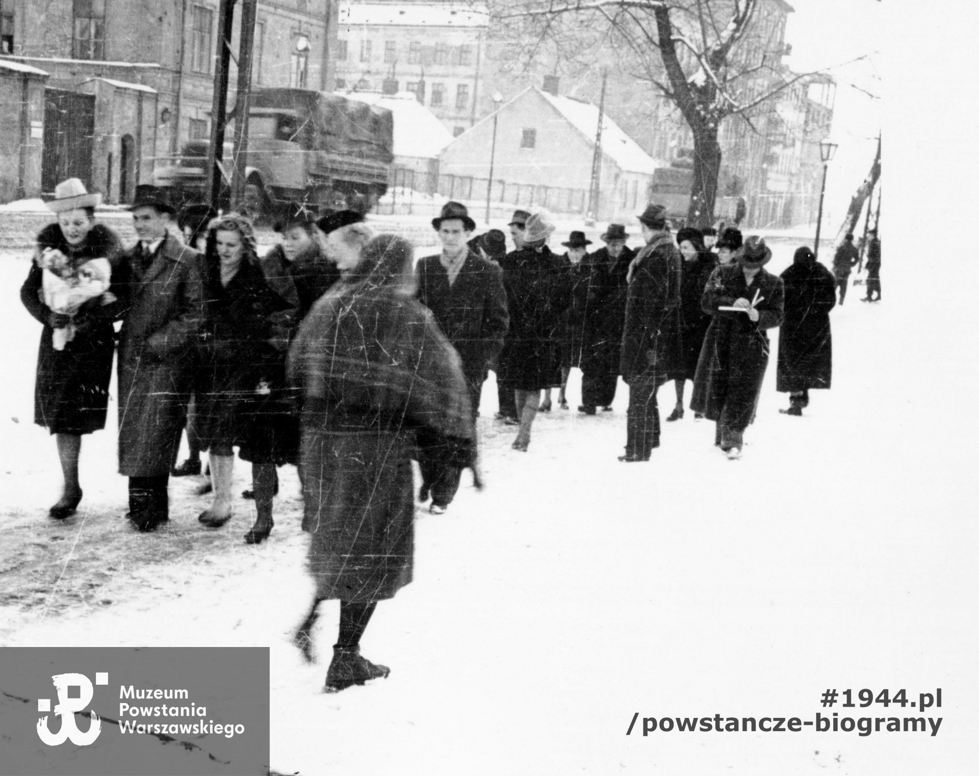 Fotografia wykonana na Solcu, 30 marca 1944 r. podczas powrotu ze ślubu Ireny Niewiadomskiej, siostry Henryki.  Henryka  idzie trzecia  z lewej strony. Fot. archiwum rodzinne, obecnie w zbiorach Muzeum Powstania Warszawskiego, dar p. Adama Białka
