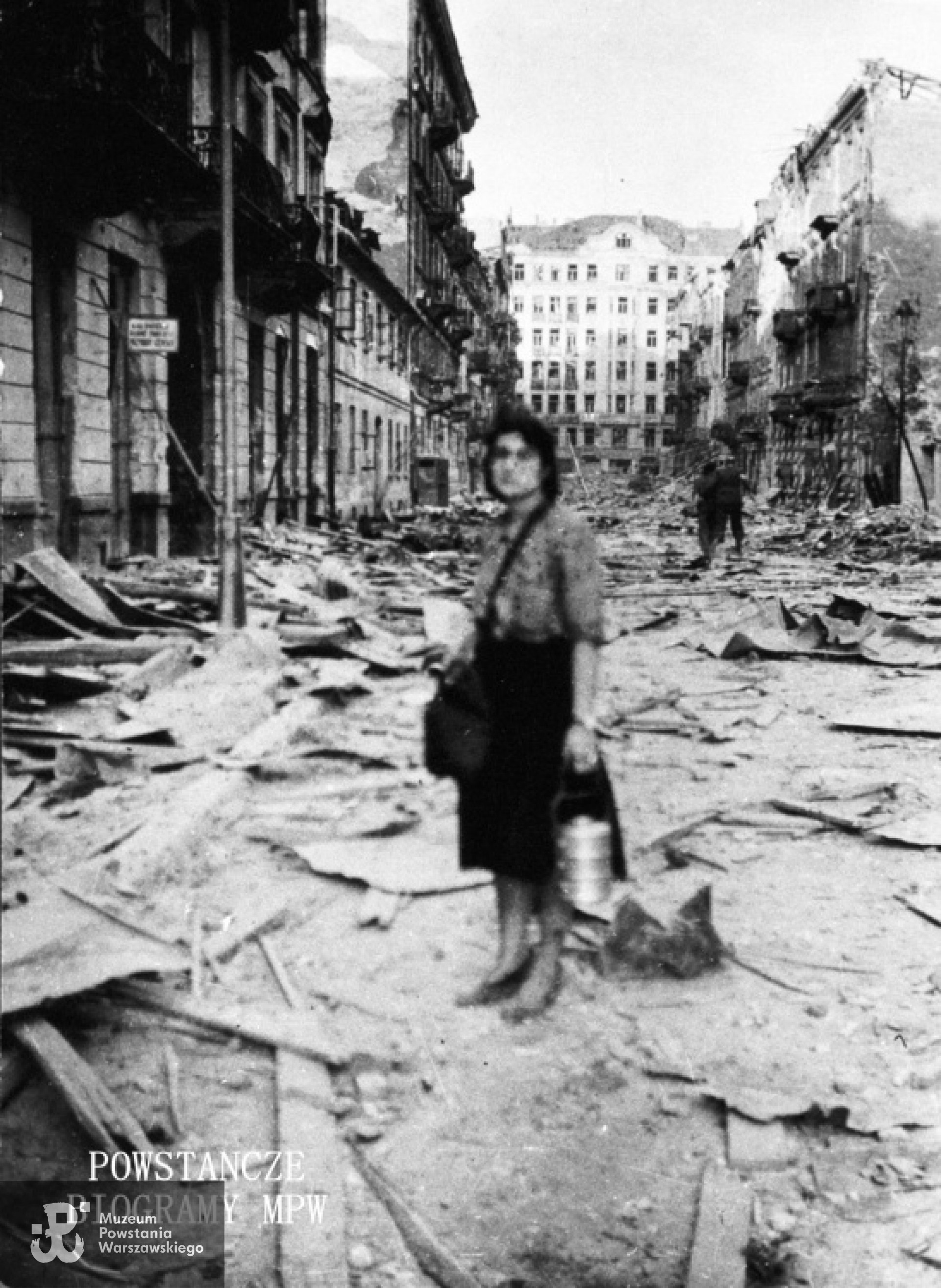 Powstanie Warszawskie - ulica Pańska, w perspektywie ul. Wielka. Jadwiga Maydell "Jadwiga" w drodze do szpitala Pańska róg Mariańskiej. Fot. autorstwa Ireny Kummant-Skotnickiej. Ze zbiorów MPW, sygn. MPW-IH/5513