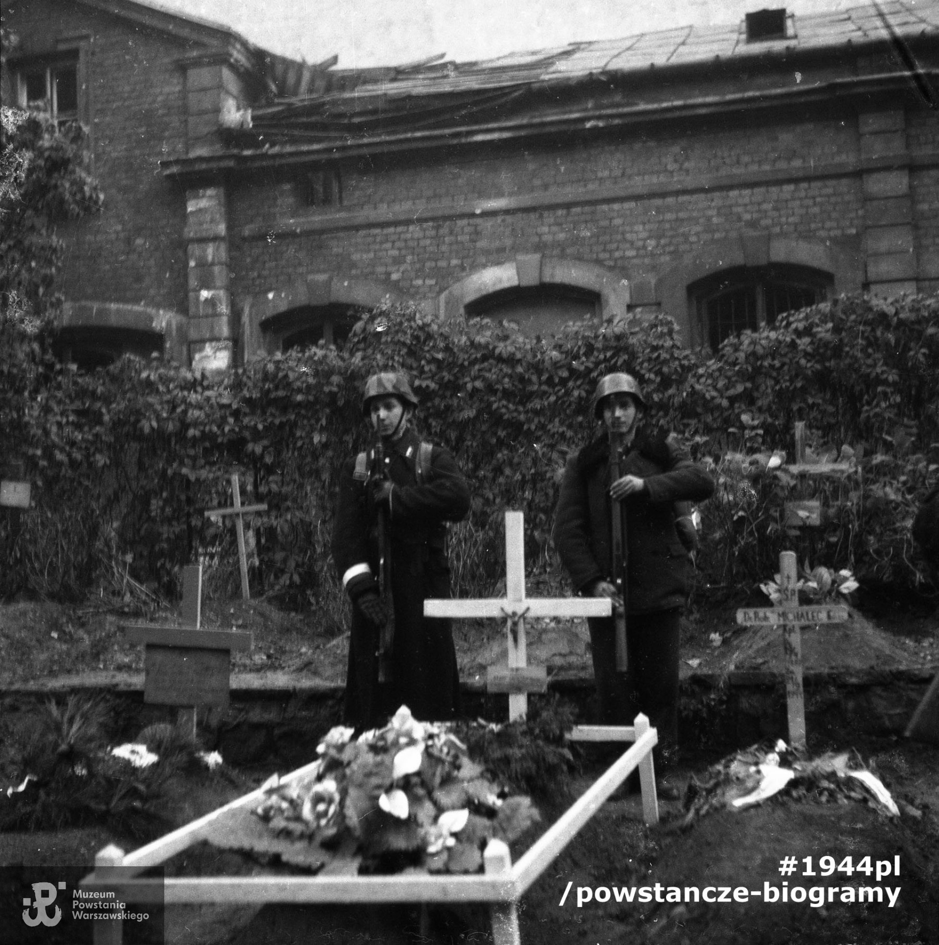 Cmentarz powstańczy. Warta honorowa przy grobie pchor. "Krysta", który zginął w ataku na "Małą Pastę". Identyfikacja  Zofii Michalec ps. Zosia, łączniczki samodzielnego plutonu łączności batalionu "Ruczaj".  Po prawej widoczny jest grób kpt. dr Feliksa Piotra Michalca (ojca p. Zofii). Fot. ze zbiorów Muzeum Powstania Warszawskiego, sygn. MPW-IN/4149 (P/6633/09) - zbiór Hanny Lebeckiej.