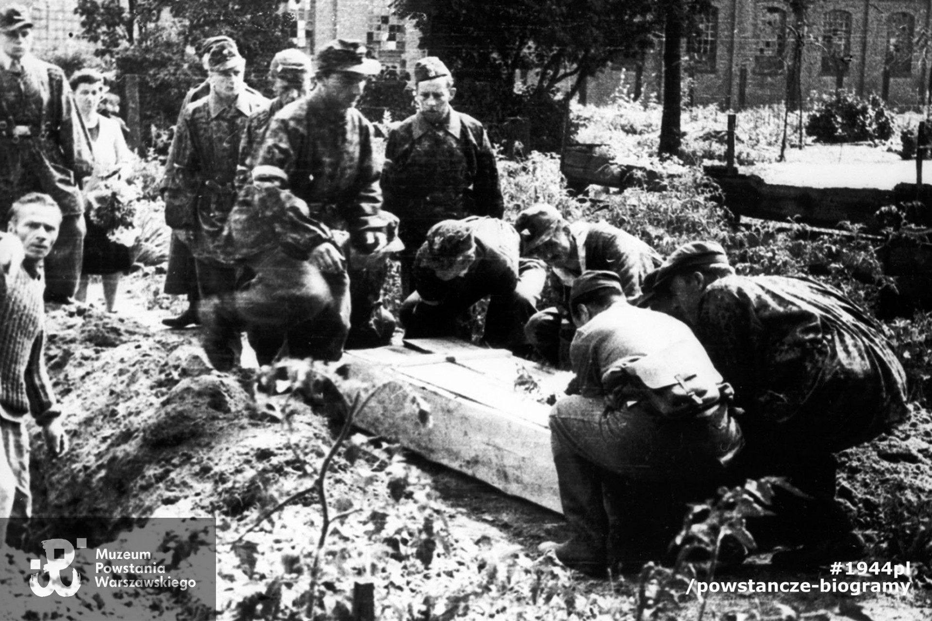 Fotografia z Powstania Warszawskiego. Wola. Żołnierze kompanii "Zemsta" batalionu "Pięść" składający do grobu trumnę ppor. Tadeusza Towarnickiego "Naprawa". Autorem zdjęcia jest Stefan Bałuk.  Fot. ze zbiorów Muzeum Powstania Warszawskiego
