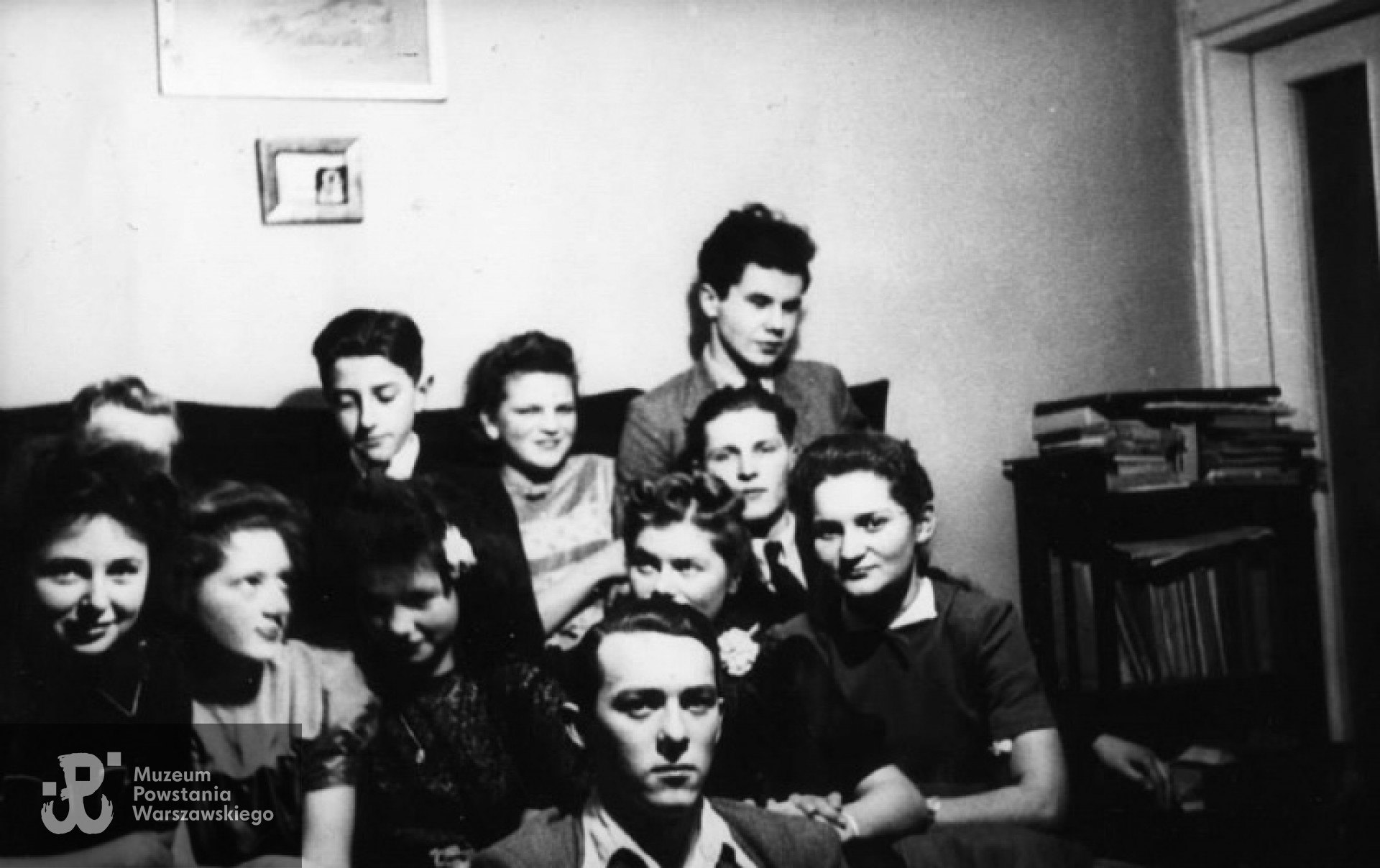 Październik 1943. Warszawa. Spotkanie towarzyskie w mieszkaniu prywatnym. Na pierwszym planie Olgierd Budrewicz. Fot. NN / MPW