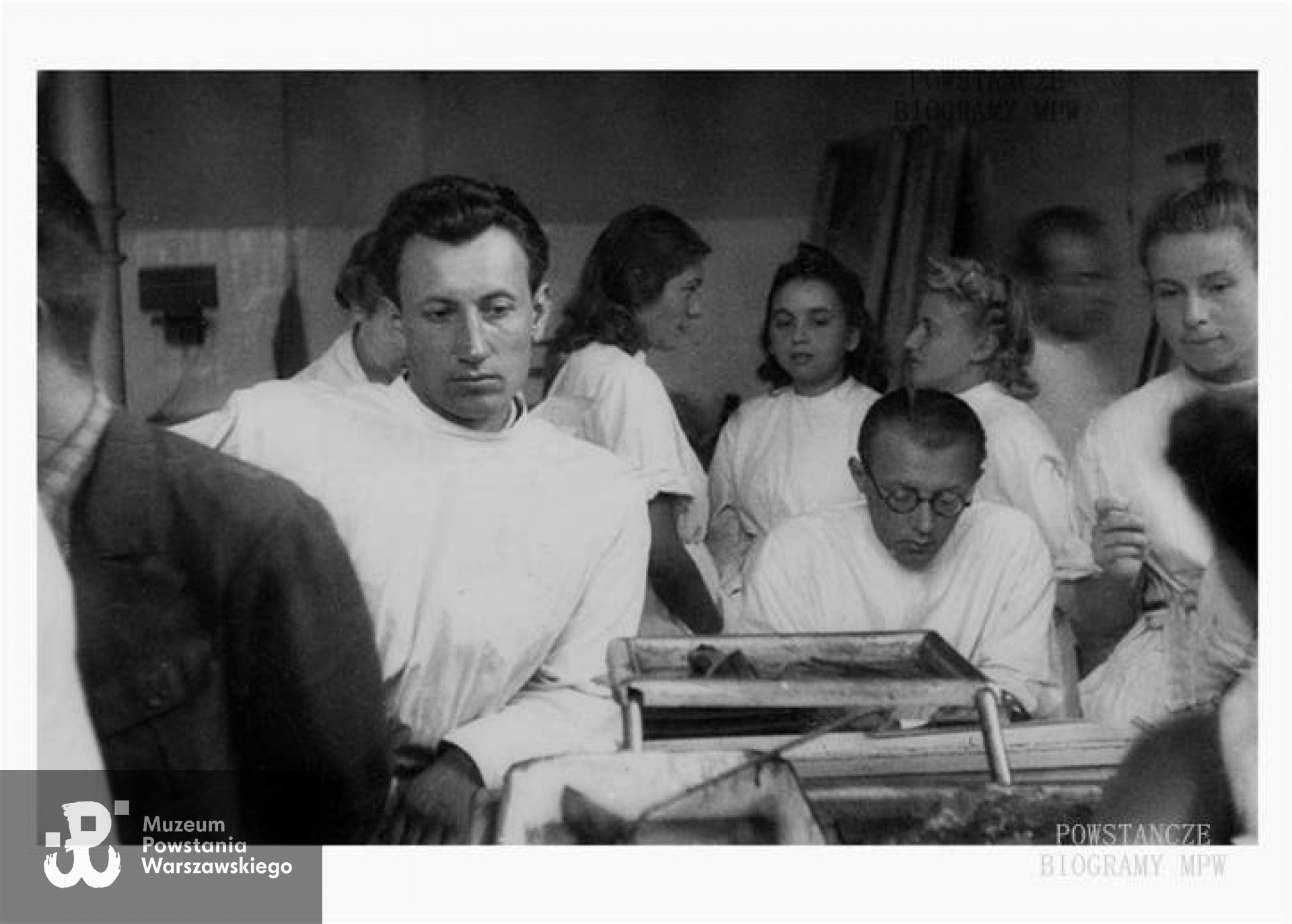 Pod­czas zajęć w Szkole Zaor­skiego lub w Taj­nym Uni­wer­sy­te­cie Ziem Zachod­nich. Fot. archiwum rodzinne Zbigniewa Winczewskiego - <i>Medycy Powstania </i>