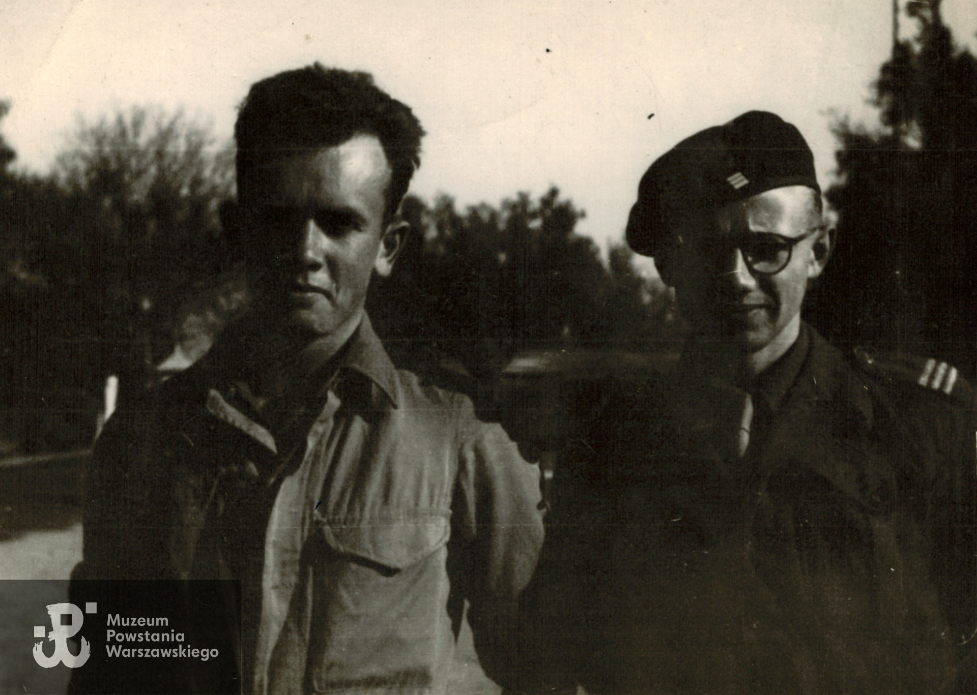 Fotografia wykonana po wyzwoleniu z obozu jenieckiego, między 1945 - 1946 rokiem, w okresie służby w 2. Korpusie Polskim Polskich Sił Zbrojnych na Zachodzie. Od lewej:  Zdzisław Szeliski ps. Zdziś i jego przyjaciel Stefan Medwadowski "Poraj" ze zgrupowania "Harnaś" - kompania "Grażyna". Fot. ze zbiorów rodzinnych, skan udostępniła p. Anna Jedynak, siostrzenica p. Stefana Medwadowskiego "Poraja".