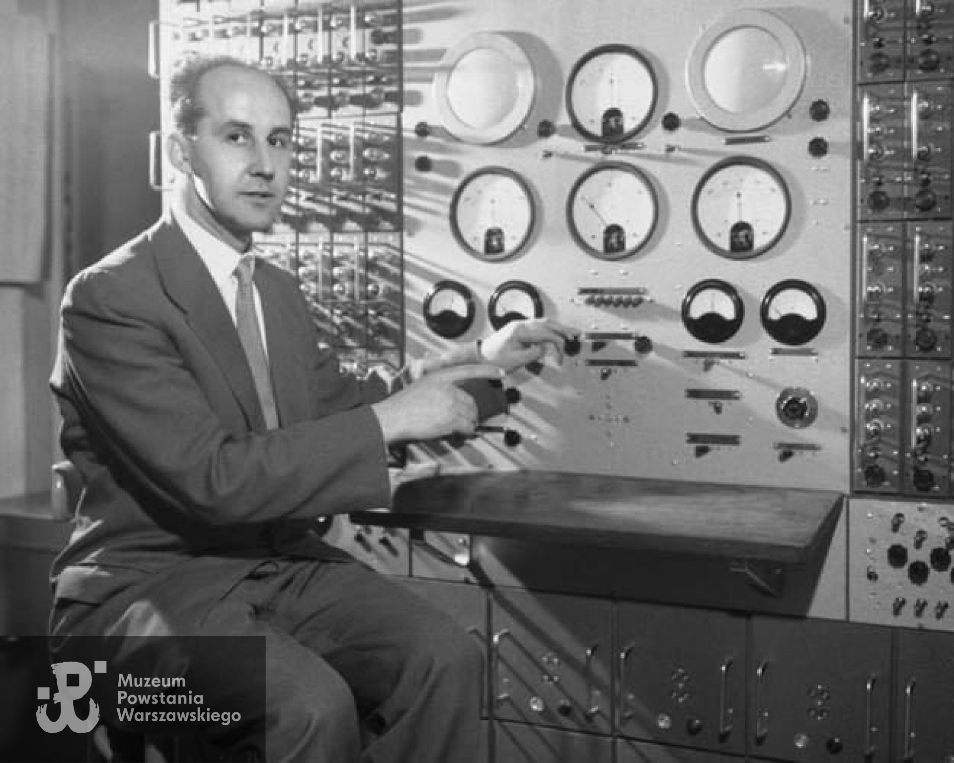 Inżynier Jacek Karpiński przed maszyną AAH, służącą do tworzenia długoterminowych prognoz pogody (1958 r.) EAST NEWS