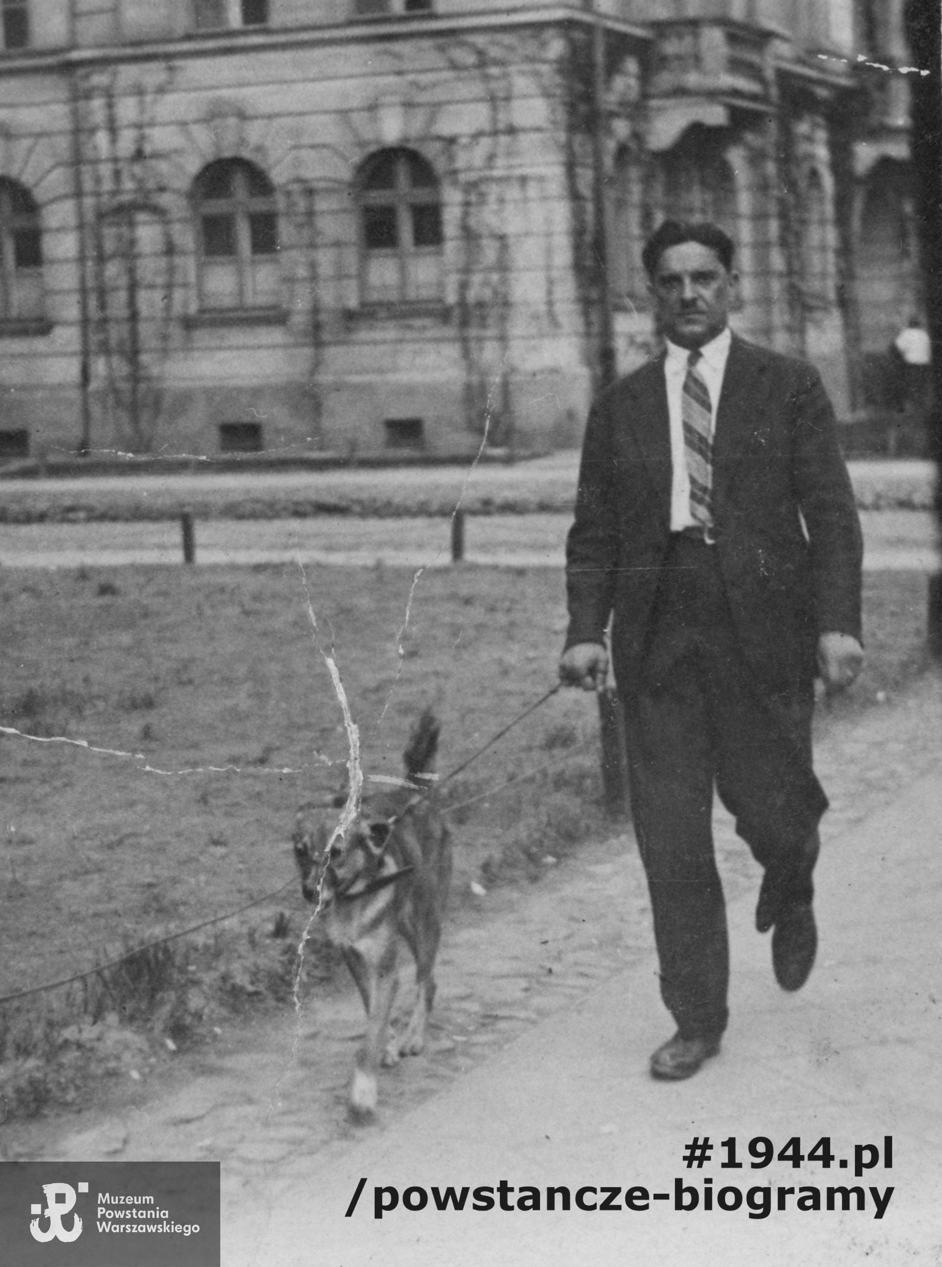 Podczas spaceru z psem, Warszawa, druga połowa lat 30-tych. Zdjęcie  wykonane przypuszczalnie w okolicy Politechniki Warszawskiej, gdzie Tadeusz Toniszewski był starszym asystentem Wydziału Elektrotechnicznego. Fot. ze zbiorów rodzinnych p. Mariusza Toniszewskiego