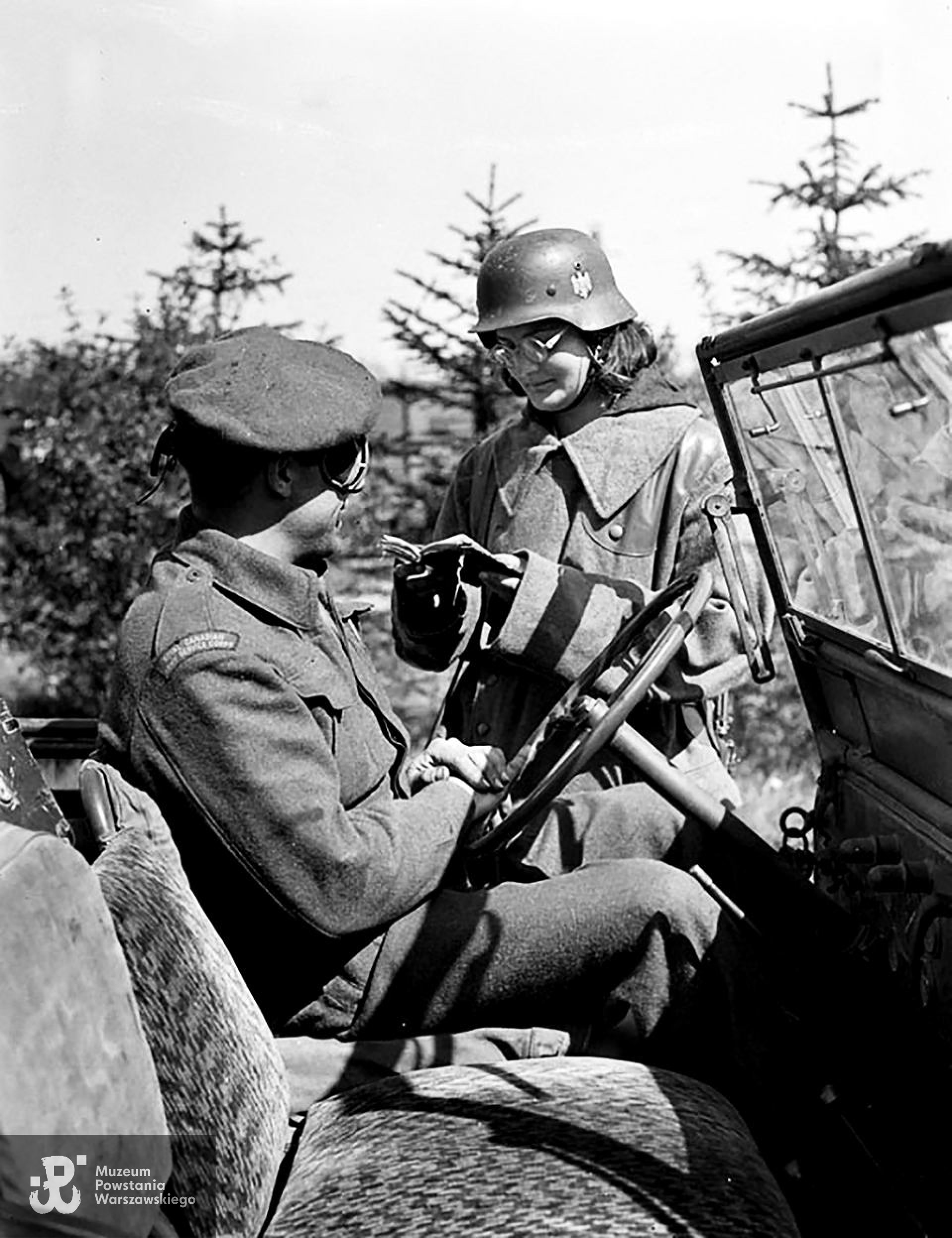 Polka w mundurze niemieckiego żandarma sprawdza w okolicach Haren dokumenty kanadyjskiego żołnierza. Kobiety w dywizji gen. Maczka to głównie weteranki powstania warszawskiego więzione w Stalagu VIC w Oberlangen, który dywizja wyzwoliła 18 kwietnia. (Fot. materiały prasowe - ARCHIV DI2, wyborcza.pl/1,135424,17814966,Miasto_Maczkow.html)