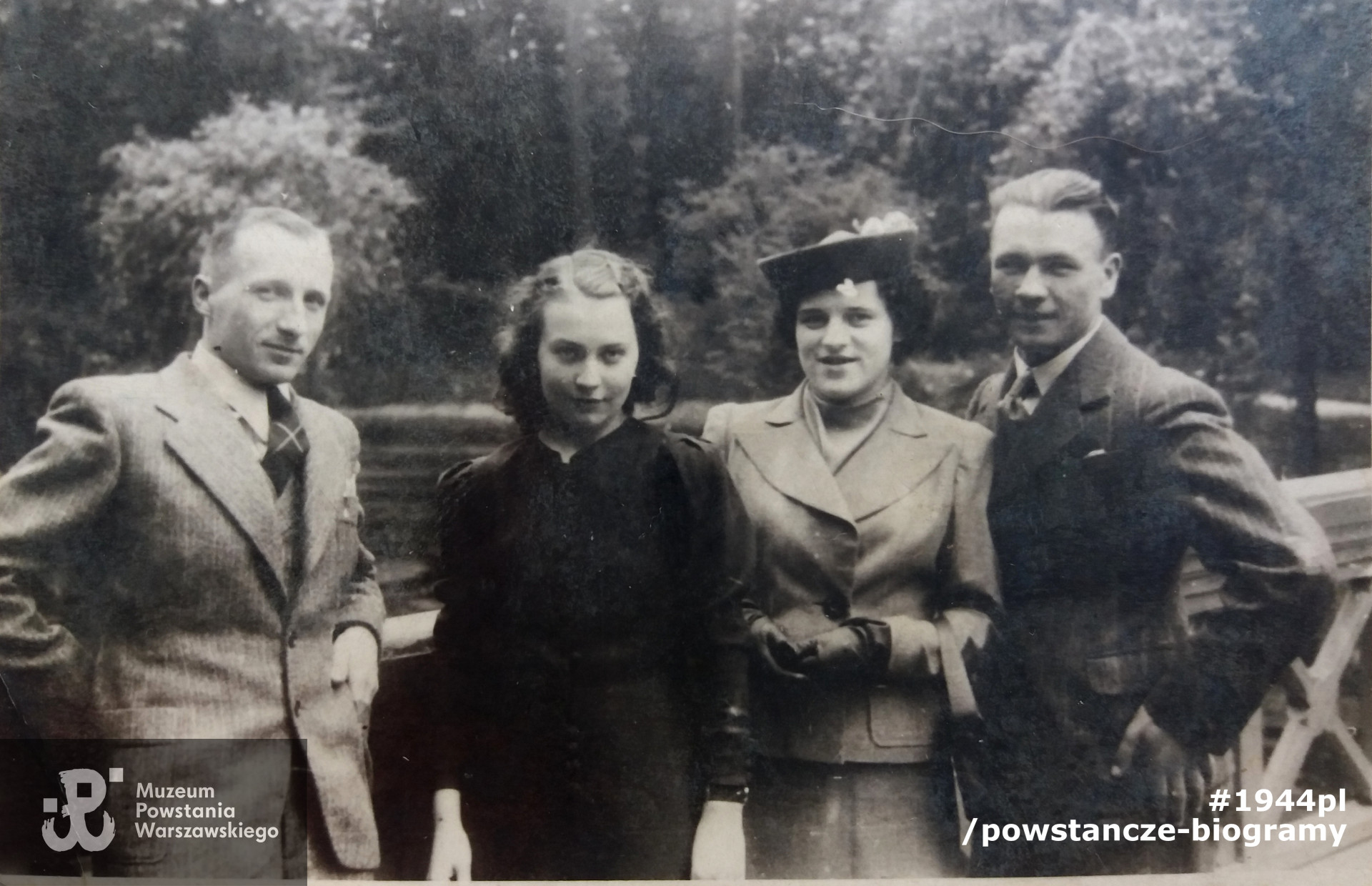 Tadeusz Roman Jędraszewski ze swą przeszłą żoną Heleną oraz znajomymi.  Fot. ze zbiorów rodzinnych udostępnił  p. Mateusz Jędraszewski. 