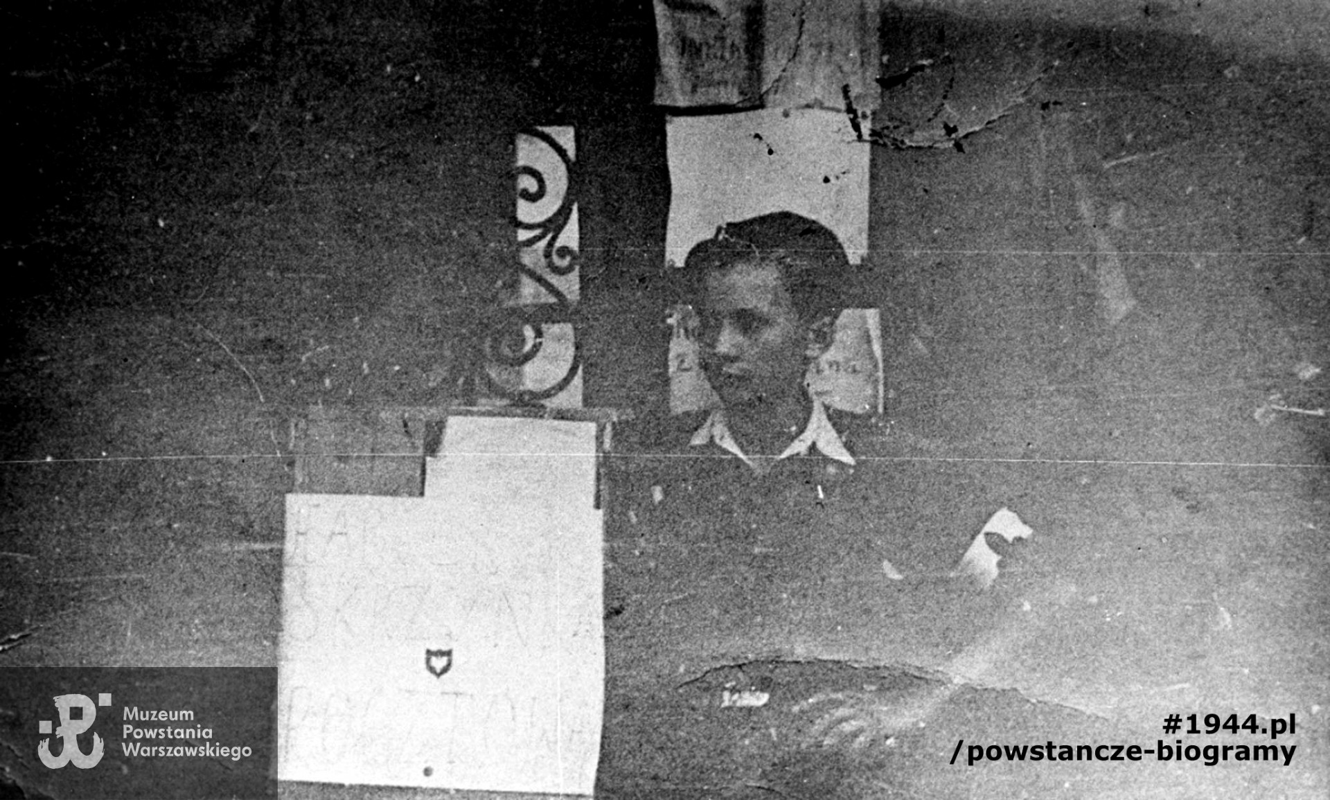 Fotografia z okresu Powstania Warszawskiego - Andrzej Brzęczek "Księżyc" przed brama przy Wilczej 41. Fot. ze zbiorów Muzeum Powstania Warszawskiego, sygn. MPW-IH/5931 