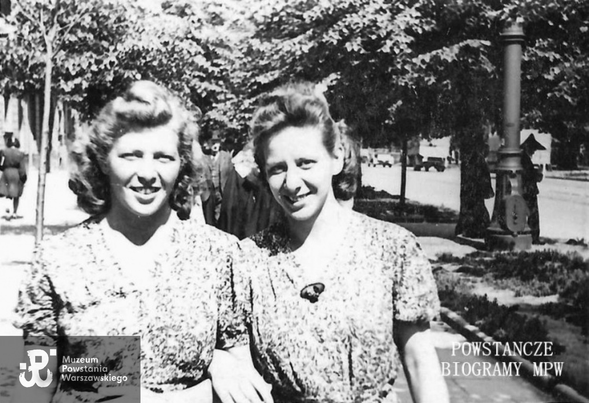 Siostry Maria (z lewej) i Barbara Filipowicz (na zdjęciu z prawej) latem 1944 roku. Fot. z archiwum rodzinnego Wojciecha Kujawskiego, udostępnił Jan Wawszczyk