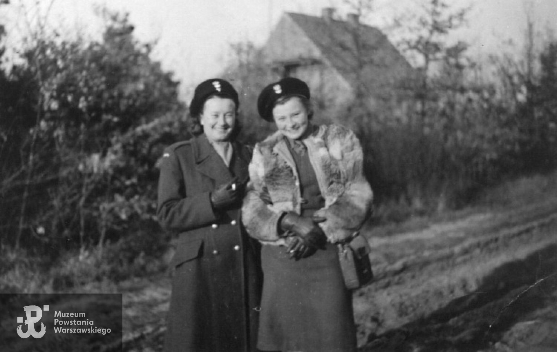 Niemcy, 1946 r. - od lewej Halina Żmijewska i Izabella Wiśniewska