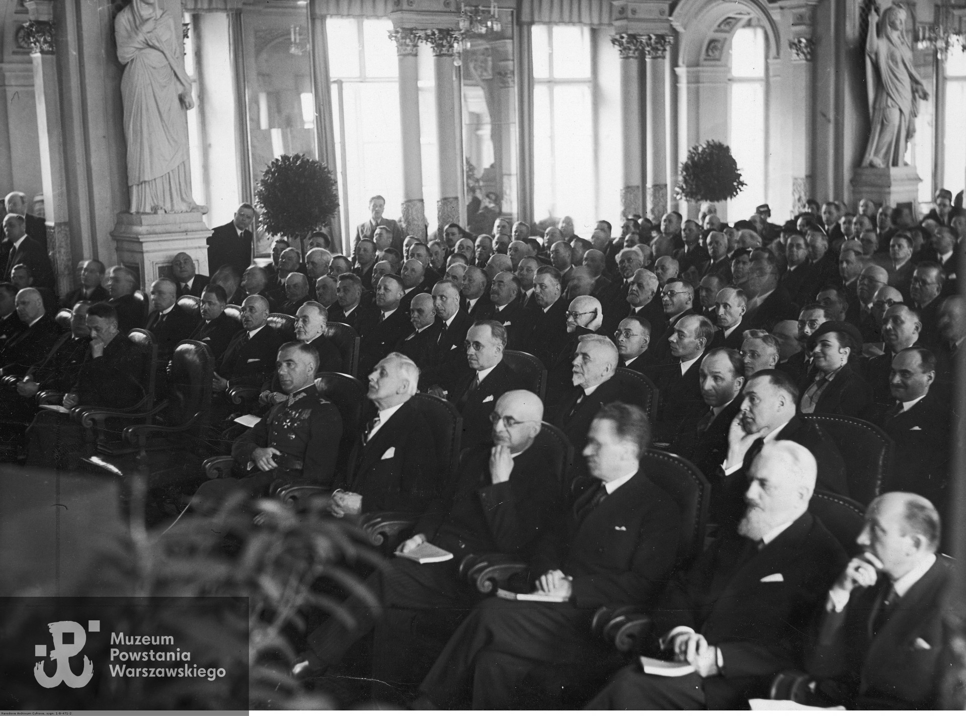 Zjazd Związku Adwokatów Polskich w Warszawie, 1937 rok.   Widok na salę obrad. Widoczni m.in.: prezes Sądu Najwyższego Leon Supiński (I rząd 7. z prawej), prezes Sądu Apelacyjnego w Warszawie Kazimierz Rudnicki (I rząd 4. z prawej), prezes Sądu Okręgowego w Warszawie Tadeusz Kamieński (I rząd 2. z prawej), szef Departamentu Sprawiedliwości Ministerstwa Spraw Wojskowych Teofil Maresch (I rząd 6. z prawej). Fot. ze zbiorów NAC, audiovis.nac.gov.pl/i/PIC/PIC_1-B-471-2.jpg