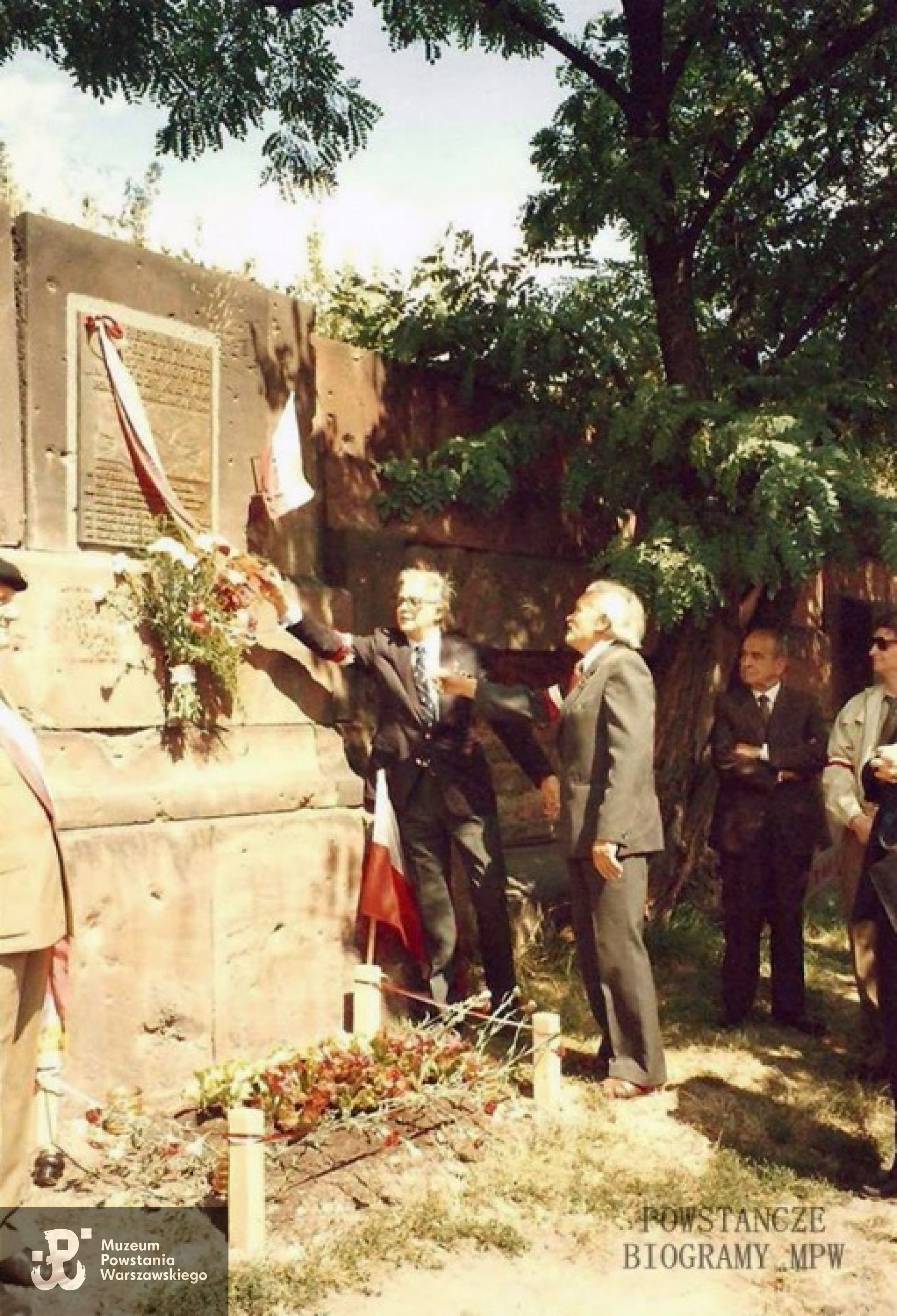 Leopold Kiersznowski odsłania tablicę pamiątkową  I Batalionu Szturmowego "Nałęcz  umieszczoną na ruinach Reduty Banku Polskiego przy ulicy Bielańskiej w Warszawie. Fot. <i>Powstanie Warszawskie - Batalion KB Nałęcz</i>