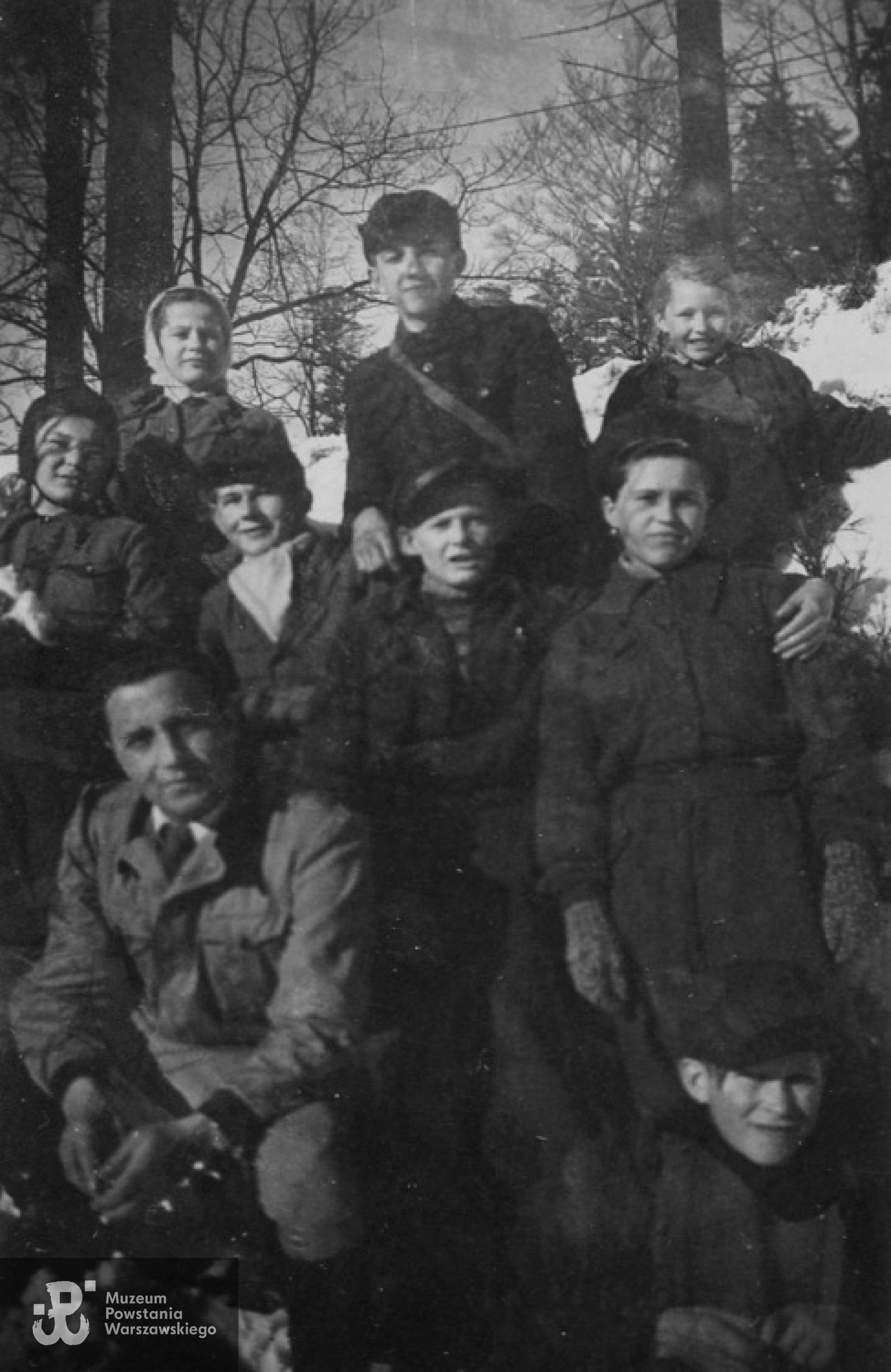 Edmund Styliński z młodzieżą, którą się opiekował.