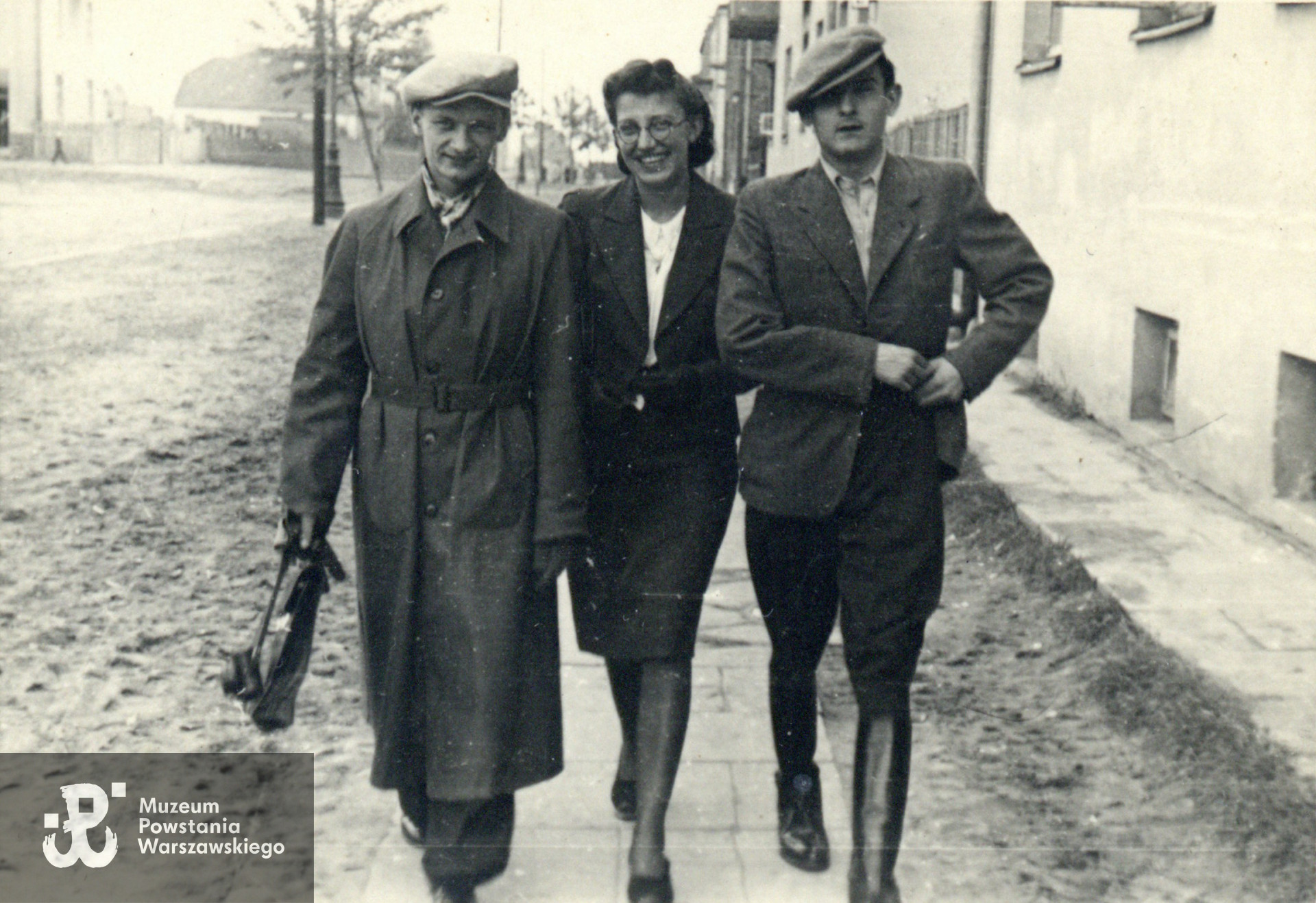 Fotografia wykonana na Grochowie w okresie okupacji niemieckiej. Z lewej  Zdzisław Graczyk „Kala” (1918-1944), obok Anna Traczówna (po wojnie Jelonek), przyszła żona Zdzisława Graczyka i Tadeusz Jelonek (brat Zbigniewa Jelonka „Ketlinga".  Fot. ze zbiorów rodzinnych p. Romana Jelonka - spuścizna po Annie Jelonek z domu Tracz, I-voto Graczyk.