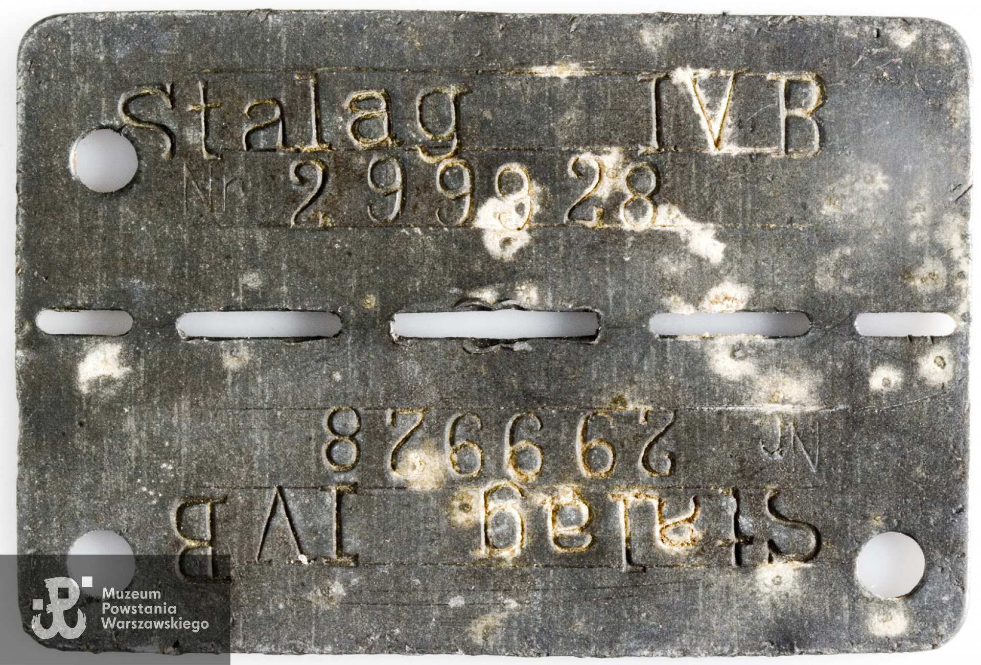 Blaszka identyfikacyjna z numerem jenieckim 299.928 należąca do strz.  Bohdana Walaska. ps. "Wacław". Ze zbiorów Muzeum Powstania Warszawskiego, sygn. MPW-M/1991 (P/2416)