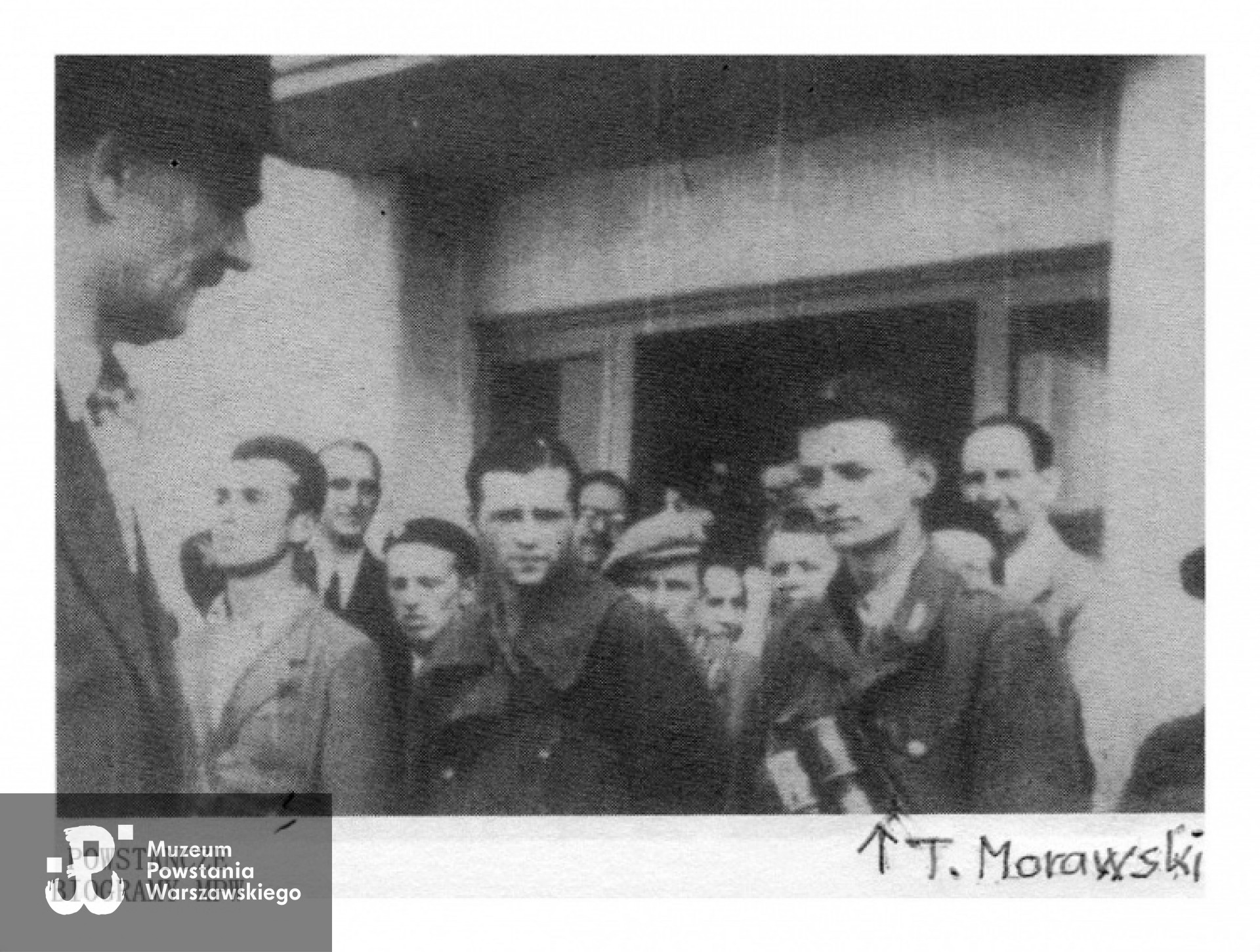 Dowódca pułku "Baszta" ppłk. Stanisław Kamiński "Daniel" (w kapeluszu) dokonuje   przeglądu oddziałów przybyłych z Lasów Kabackich i Chojnowskich. Zdjęcie znalazło się w książce Eugeniusza Ajewskiego "Mokotów Walczy 1944". Skan fot. z archiwum rodzinnego, nadesłany  przez syna  "Gryfa II", p. Marka Morawskiego.