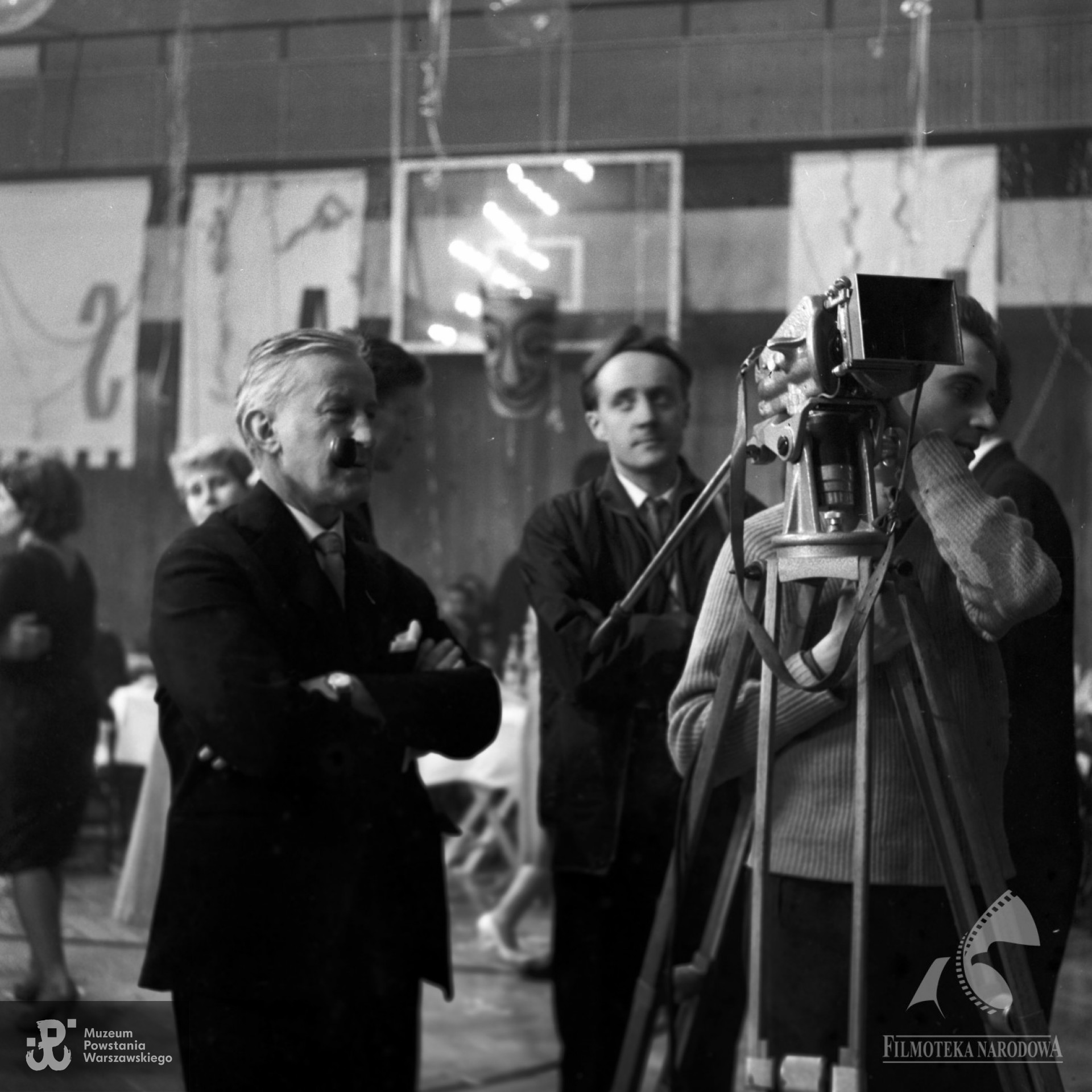 Fotografia ze zbiorów Filmoteki Narodowej - Instytut  Audiowizualny, Studio Filmowe ”Kadr”, 1962 r.  <strong><i> fototeka.fn.org.pl</i></strong>.