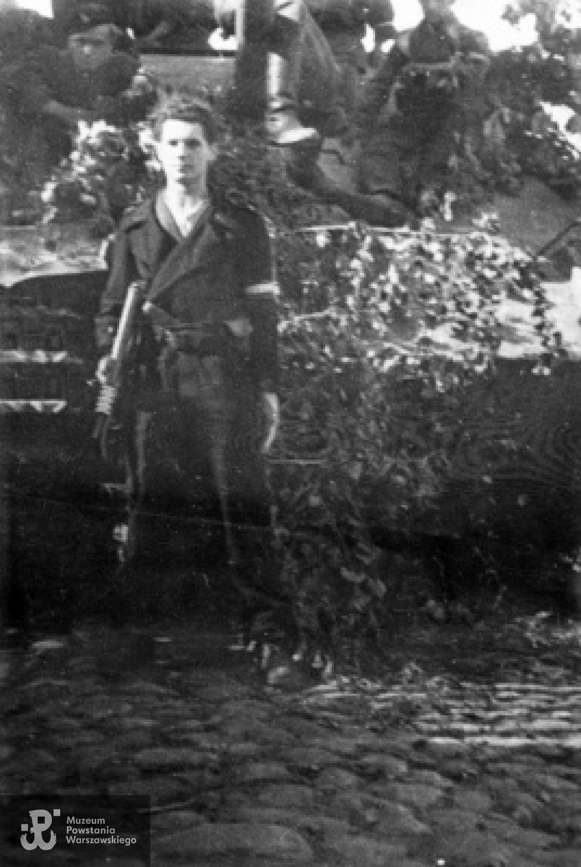 Powstanie Warszawskie na Woli. Żołnierze plutonu pancernego "Wacek" przy zdobycznym niemieckim czołgu typu "Pantera". Przed czołgiem stoi ppor. Jerzy Misiewicz "Tomek", za nim po lewej siedzi sierż. pchor. Witold Bartnicki "Wiktor" ("Kadłubek").