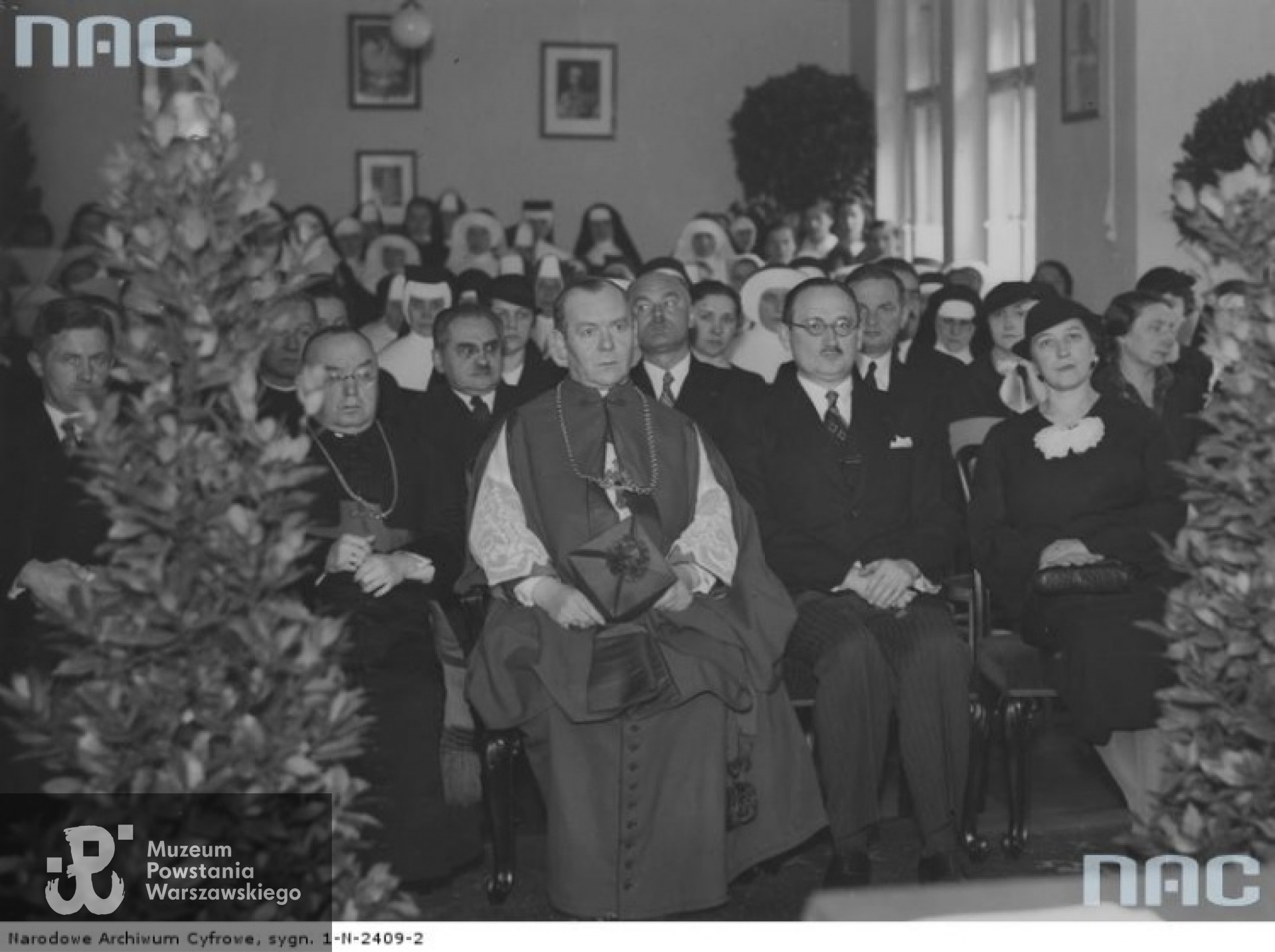 Uroczystość poświęcenia Katolickiej Szkoły Pielęgniarstwa w Poznaniu - 1936 rok. Widoczni m.in. od prawej: inspektor pilęgniarstwa przy Ministerstwie Spraw Wewnętrznych Maria Babicka-Zachertowa, naczelnik wydziału zdrowia Urzędu Wojewódzkiego Zaroski, bp Walenty Dymek, ks Józef Kłos, prezydent Poznania Erwin Więckowski. Fot. ze zbiorów Narodowego Archiwum Cyfrowego <i>audiovis.nac.gov.pl</i>