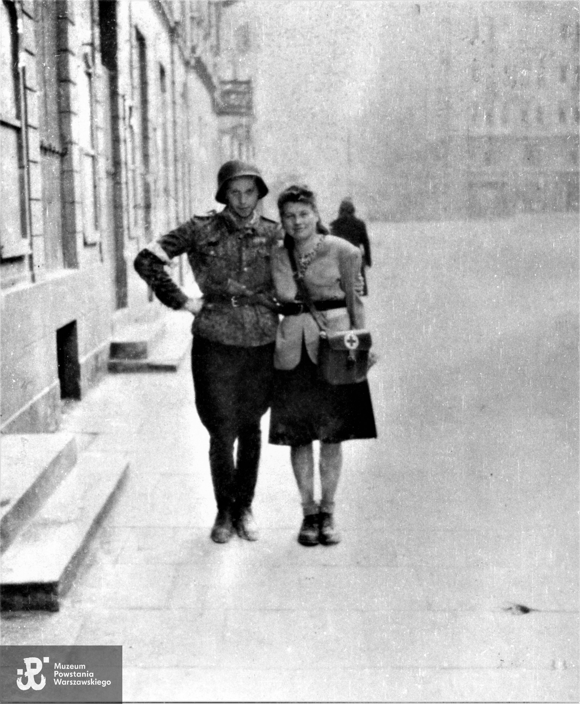 Sanitariuszka Barbara Pieczyrak "Bojanowska" (po mężu Rygiel) i kpr. pchor. Jerzy Małko Wyganowski", oboje z 109 plutonu 2. kompanii Grupy Bojowej "Krybar". Fot. ze zbiorów Muzeum Powstania Warszawskiego, sygn. MPW-IK/2951