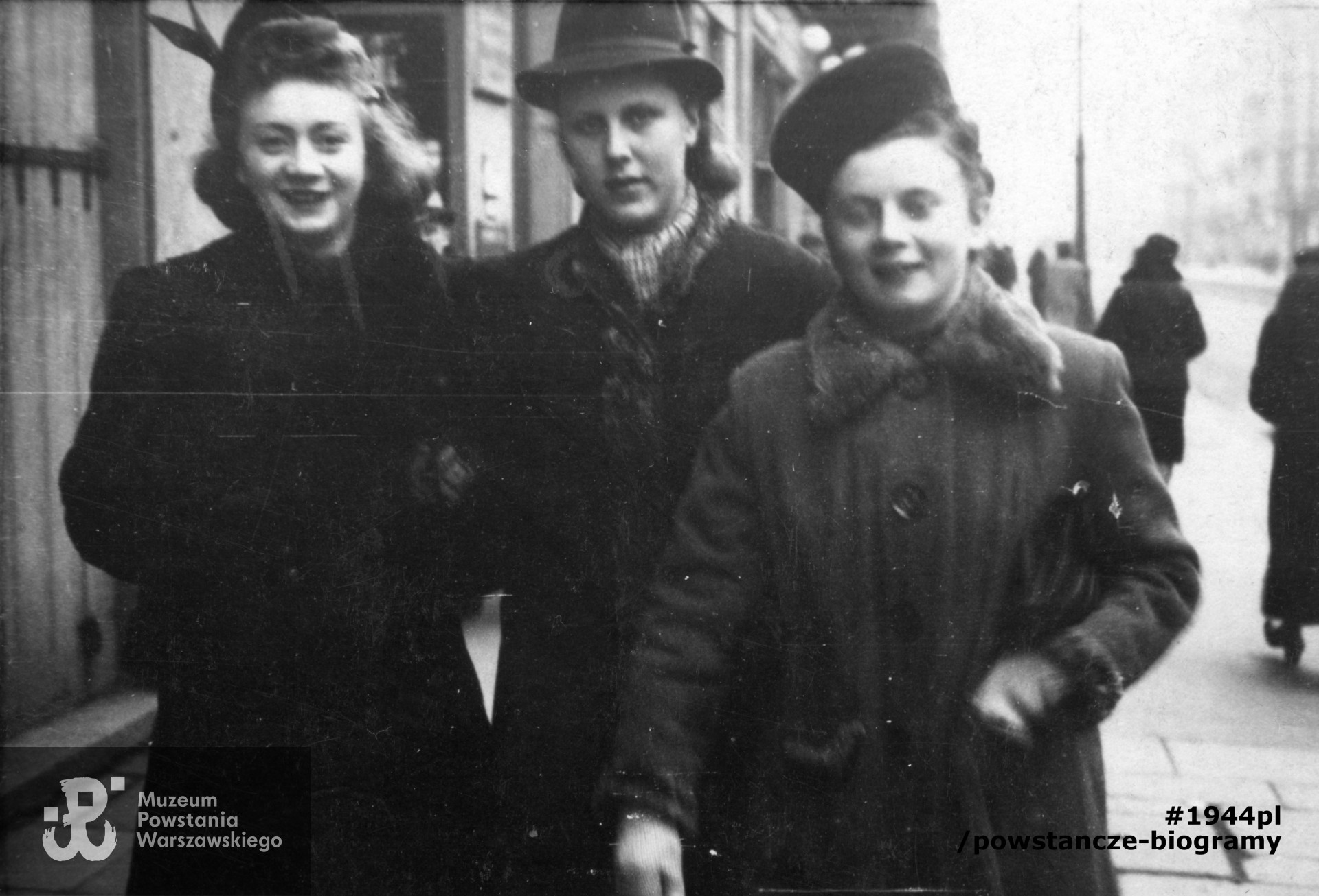 Luiza Erben "Lusia" - Warszawa, okres okupacji, widoczna z lewej strony. Fot. ze zbiorów Muzeum Powstania Warszawskiego, sygn. P/6665