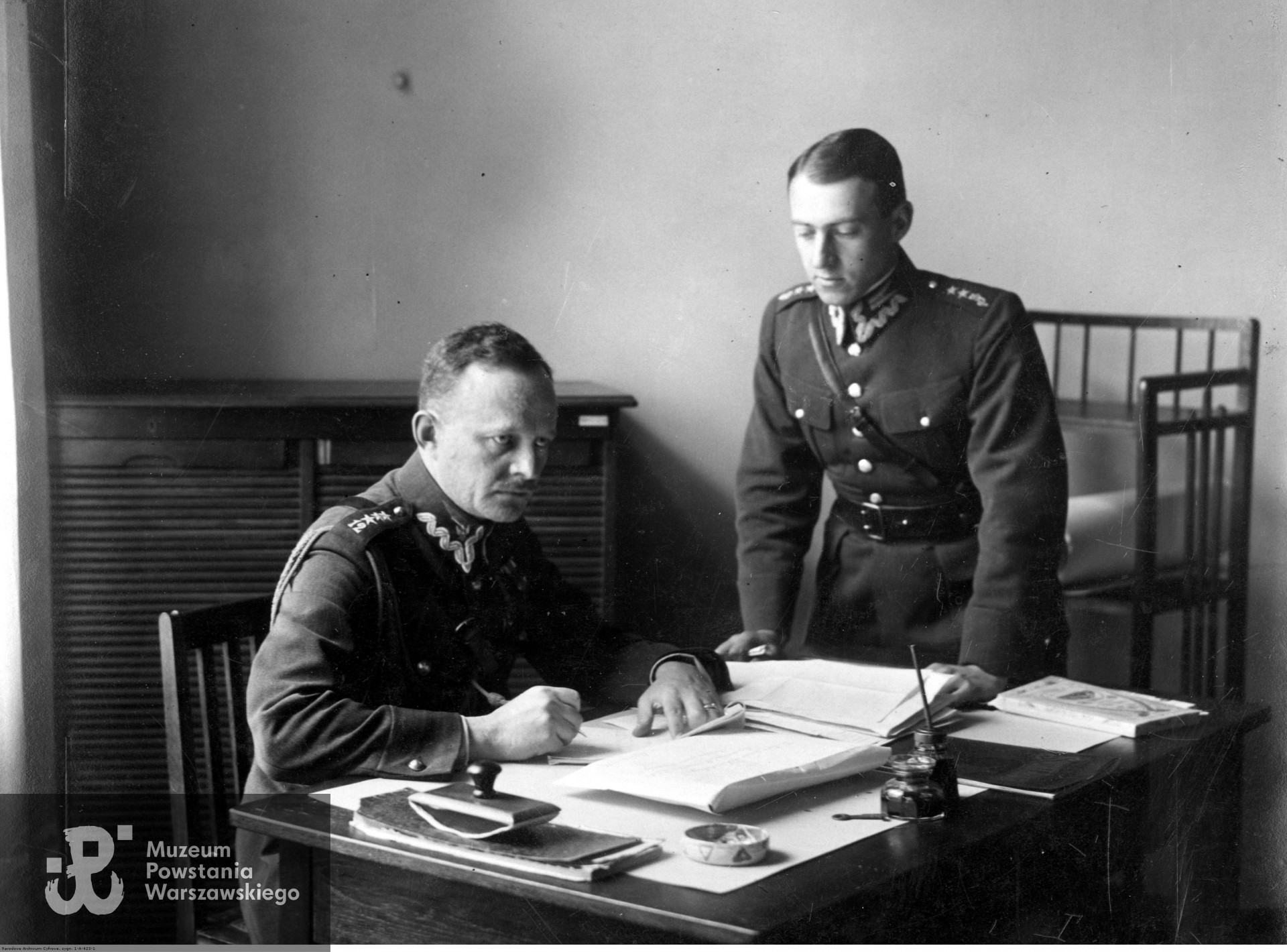 Adiutanci Józefa Piłsudskiego porucznik Emil Vacqueret (z prawej) i major Adam Grocholski podczas pełnienia służby w Belwederze, zbiory NAC, Koncern Ilustrowany Kurier Codzienny - Archiwum Ilustracji, Sygnatura: 1-A-423-1